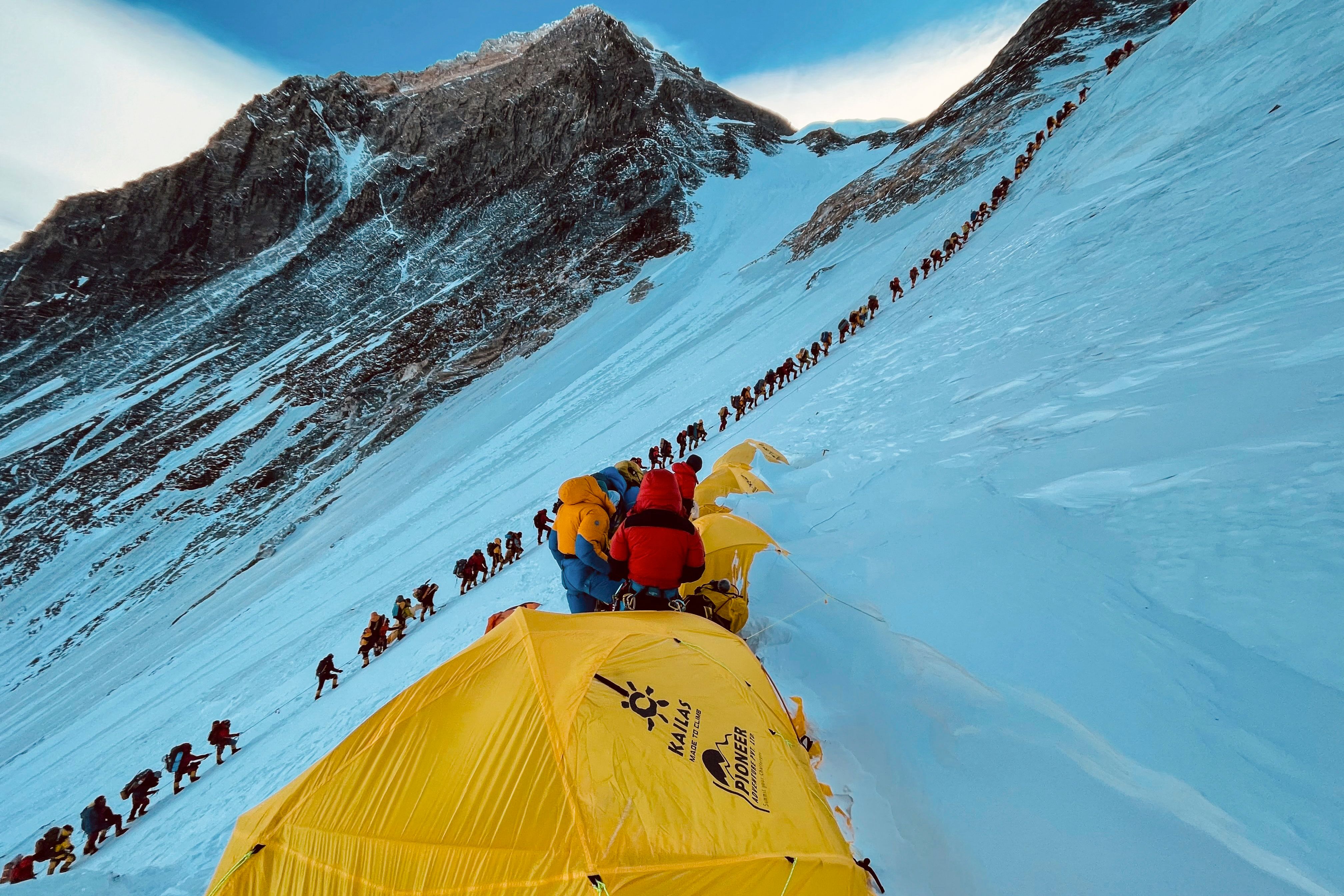 Photos: Virus fails to deter hundreds of climbers on Mount Everest