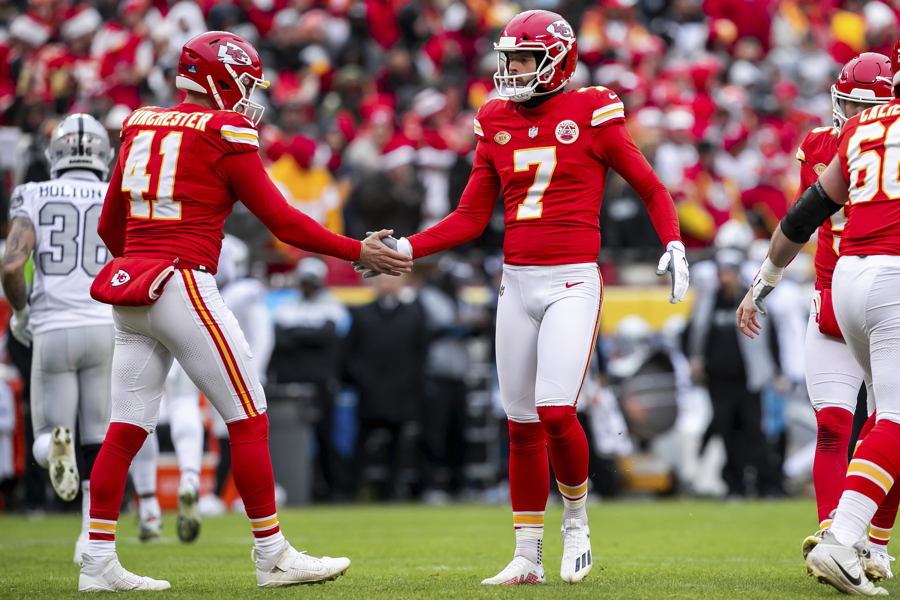 Sluggish Chiefs rally past Bengals to clinch 8th straight AFC West