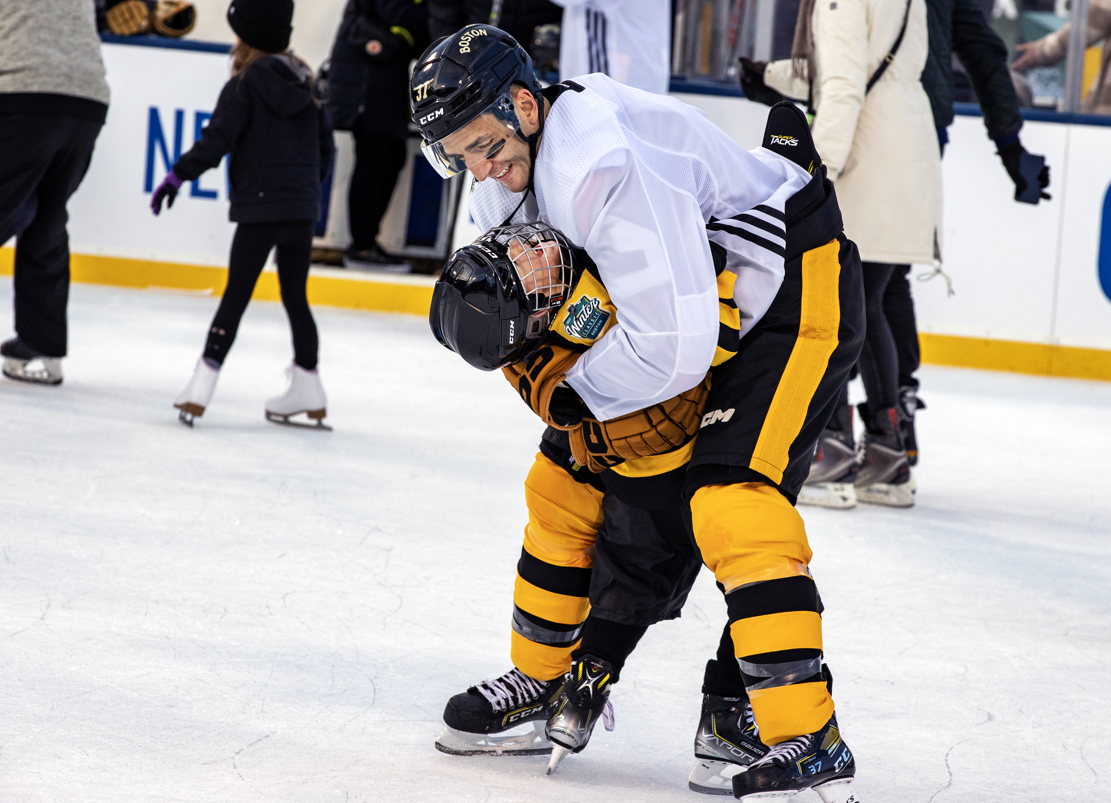 Bruins pay tribute to Red Sox ahead of Winter Classic vs Penguins