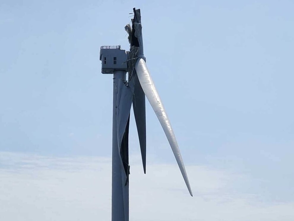 携帯電話本体 Broken wind mill [non working broken] Broken windmill blade off Nantucket settles on ocean floor