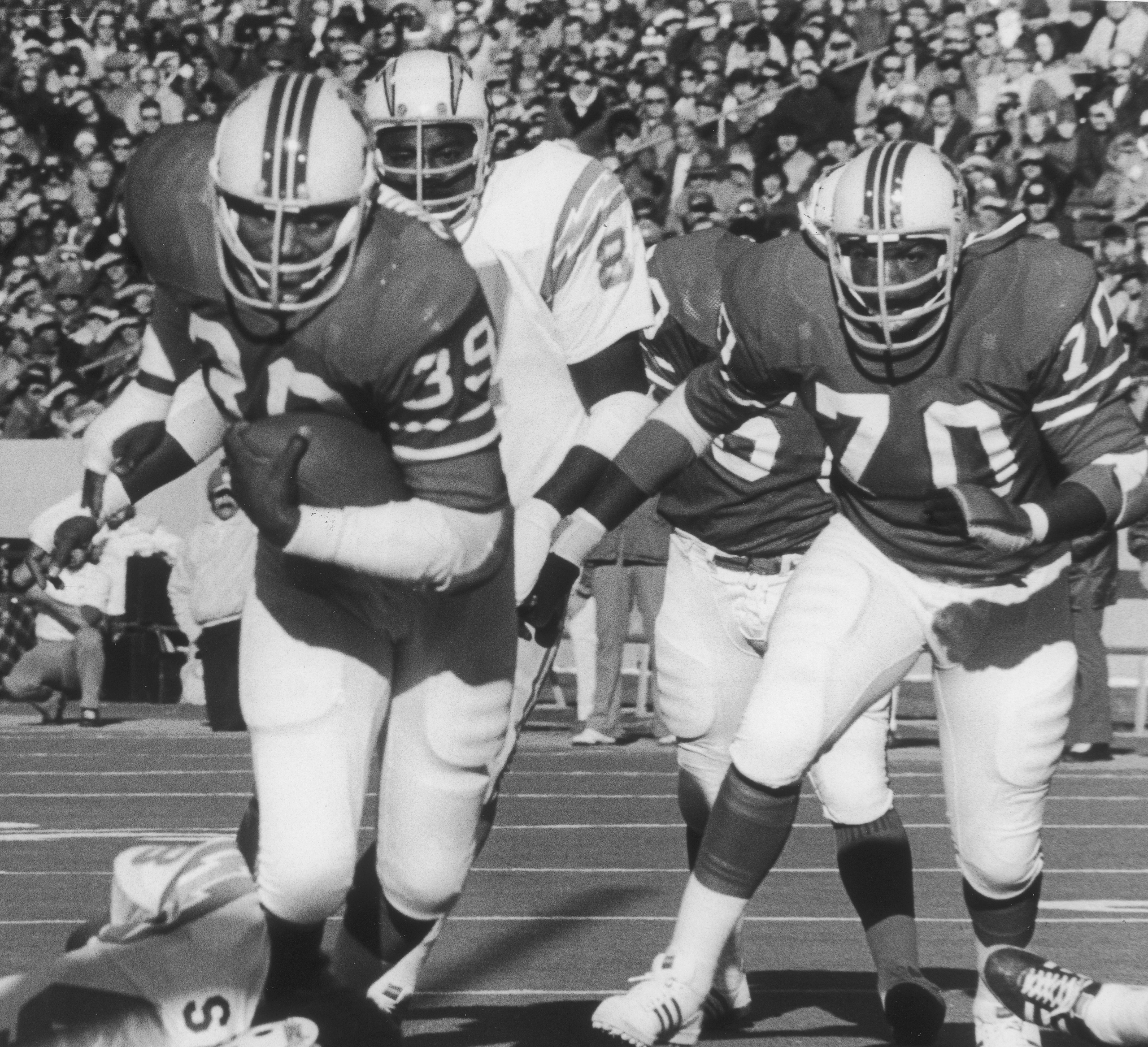 In a 1973 game, Sam Cunningham looks for daylight with some help from Leon Gray.