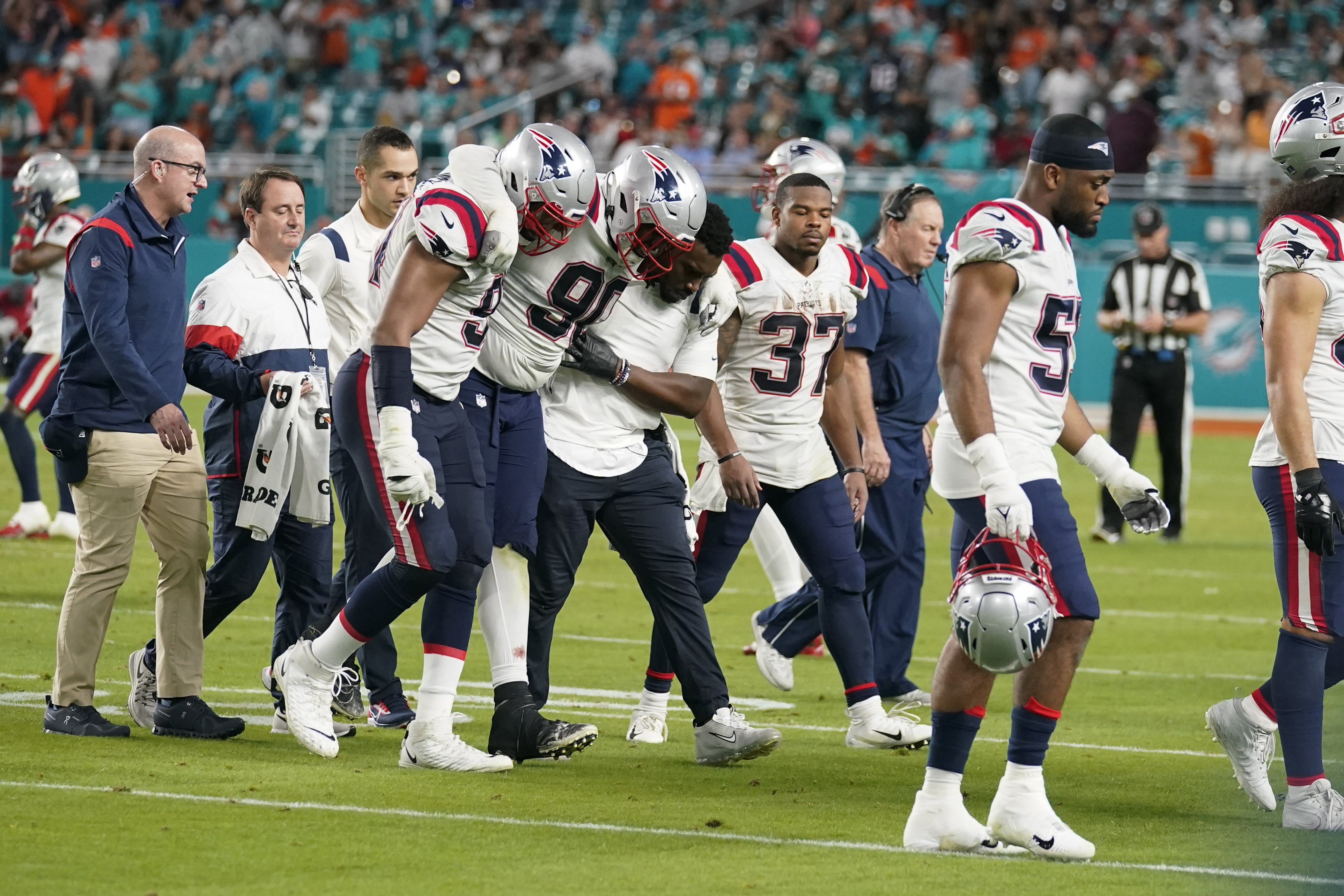 Christian Barmore injury: Patriots DT leaves in second quarter, will not  return 