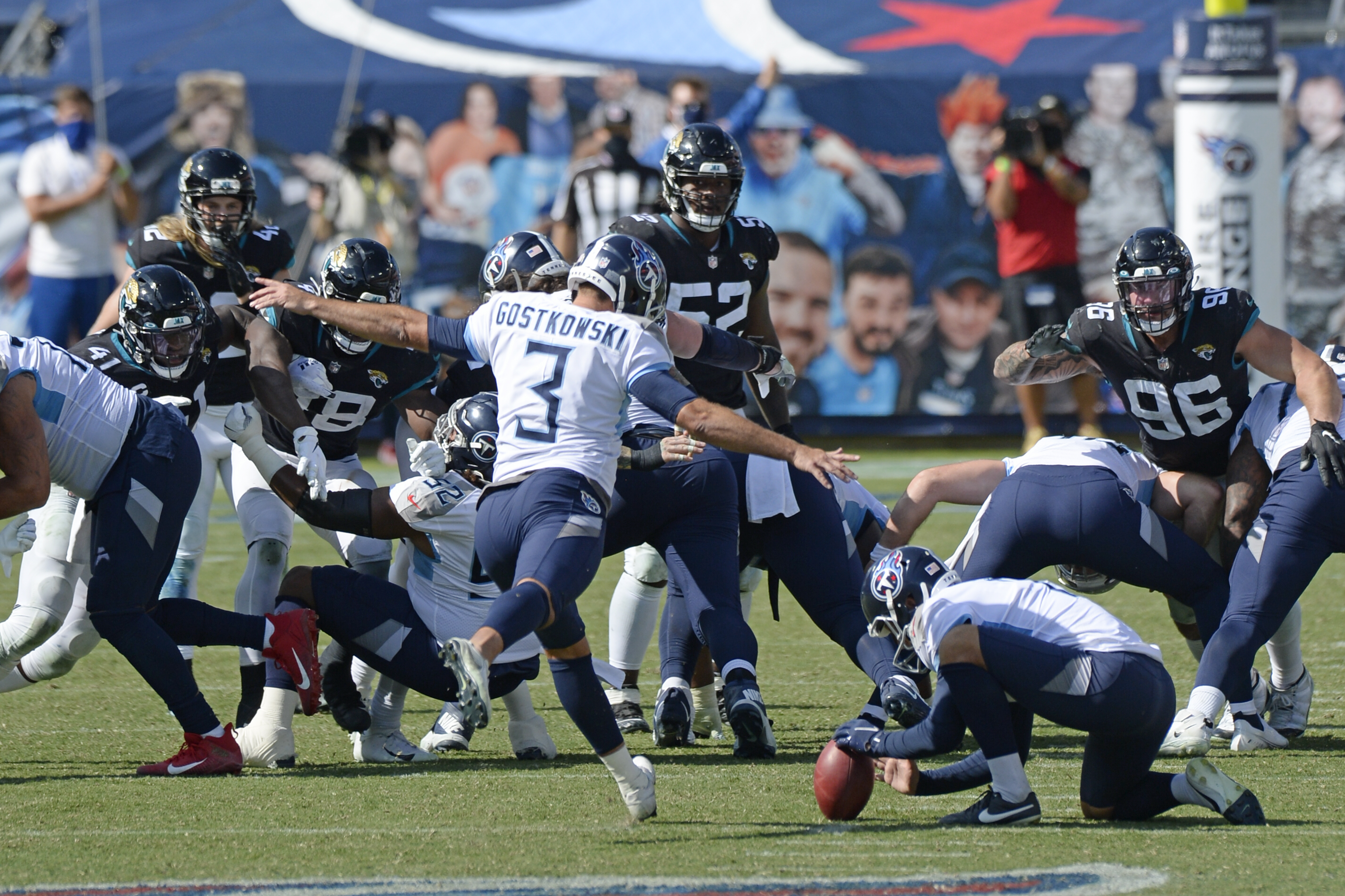 Gostkowski kicks 49-yarder as Titans beat Jaguars 33-30