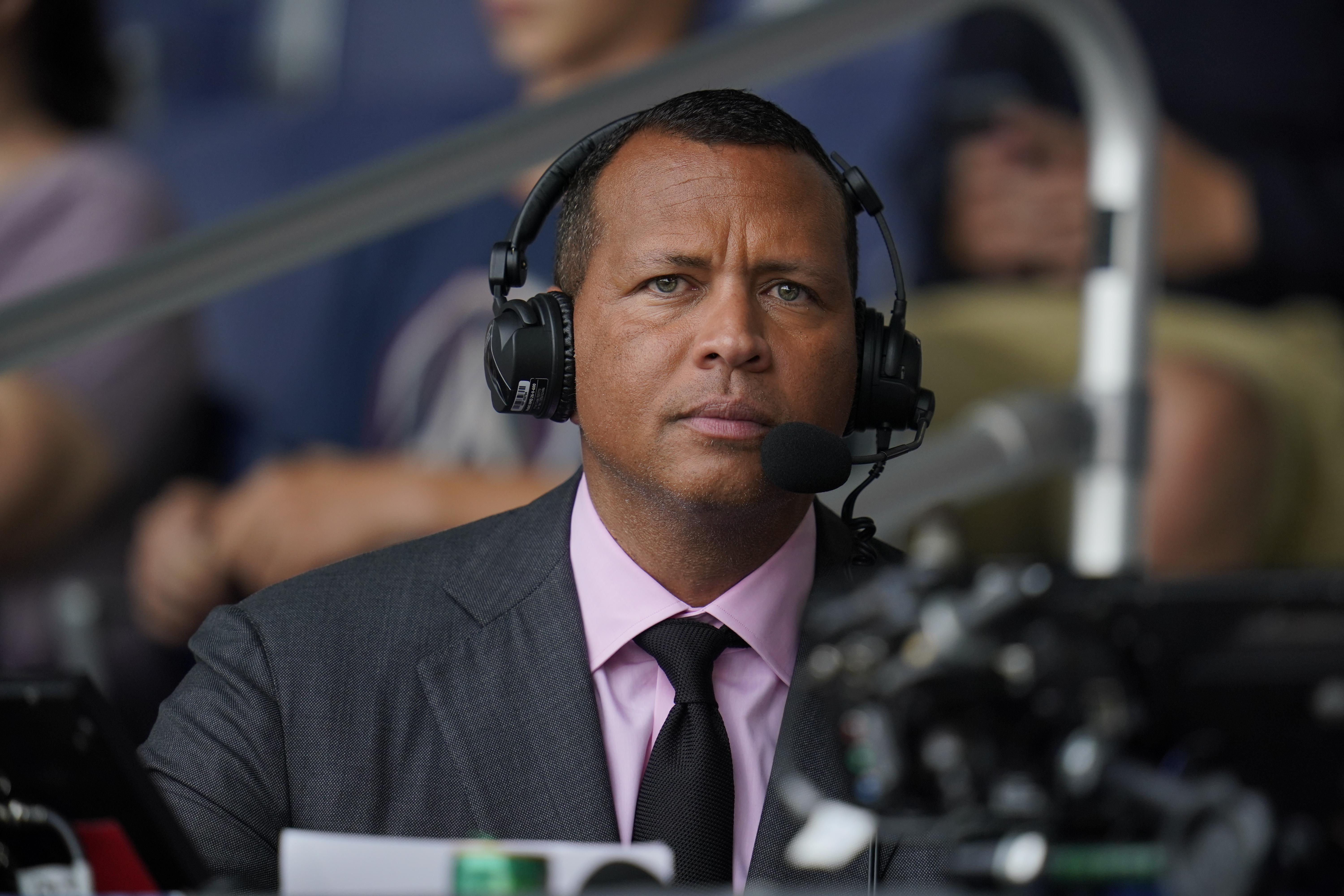 Karl Ravech of ESPN speaks on set the day before Game 1 of the 2015 News  Photo - Getty Images