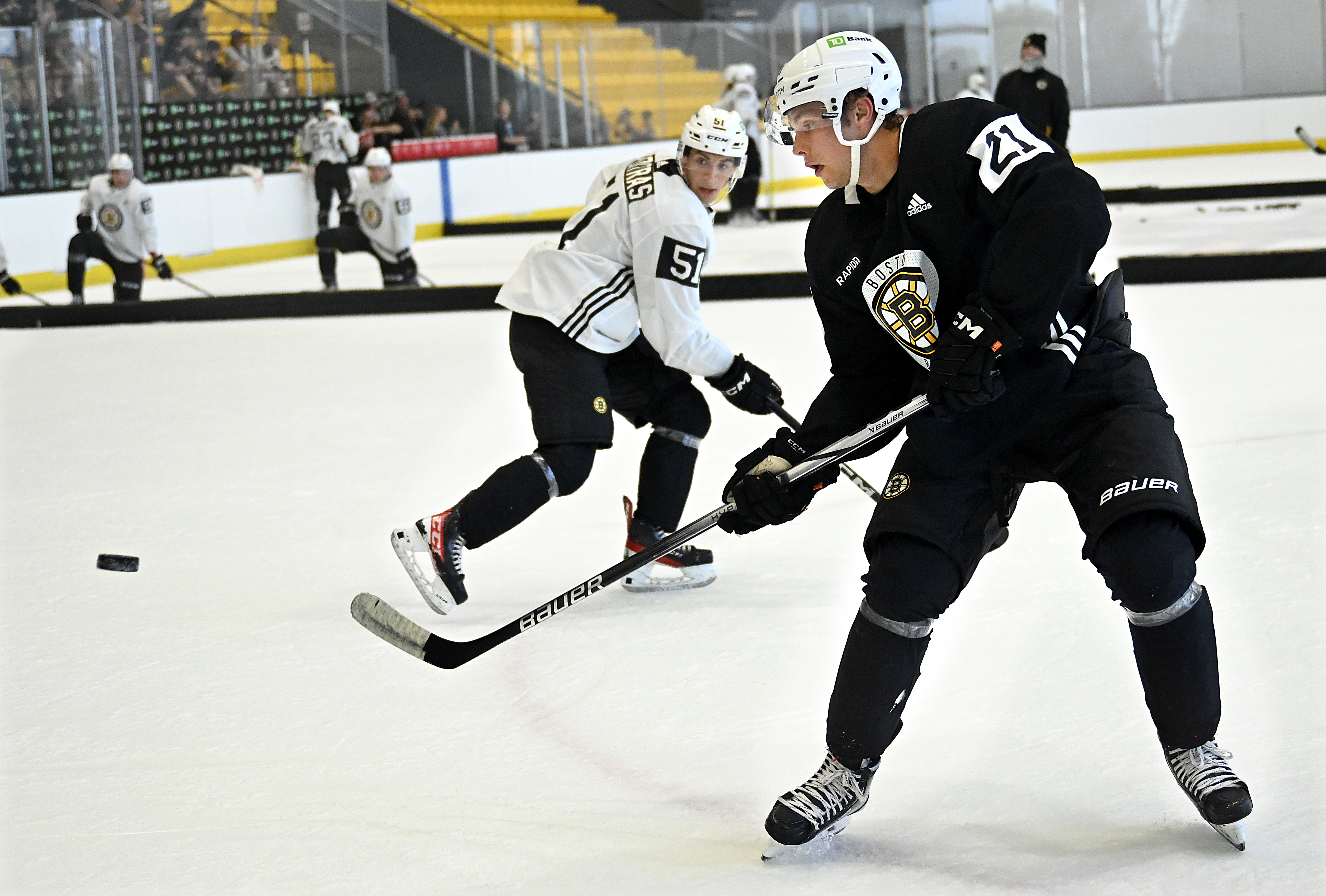 Boston Bruins sign Morgan Geekie to shore up center depth
