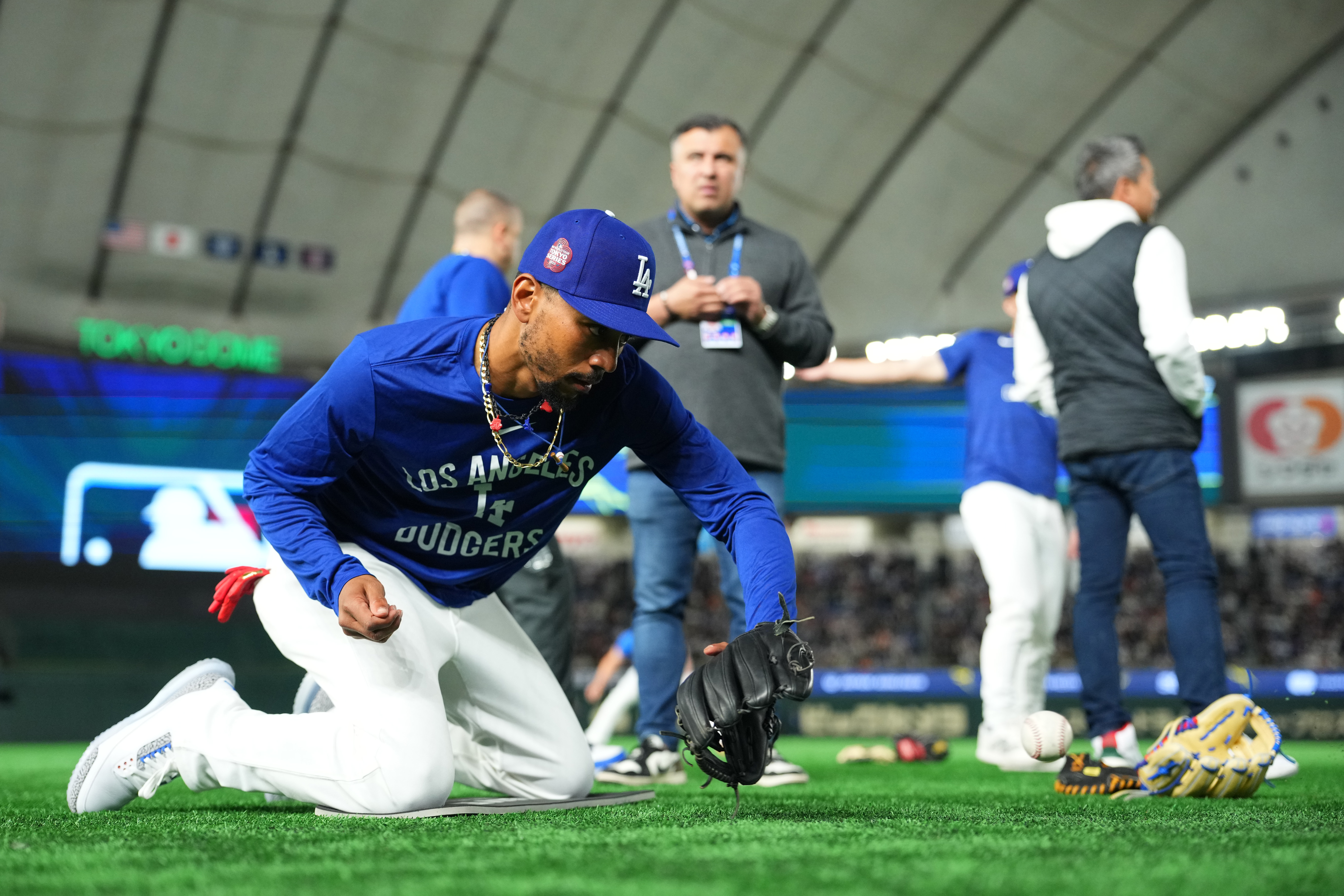 Mookie Betts is sick, won't play for Dodgers in Tokyo