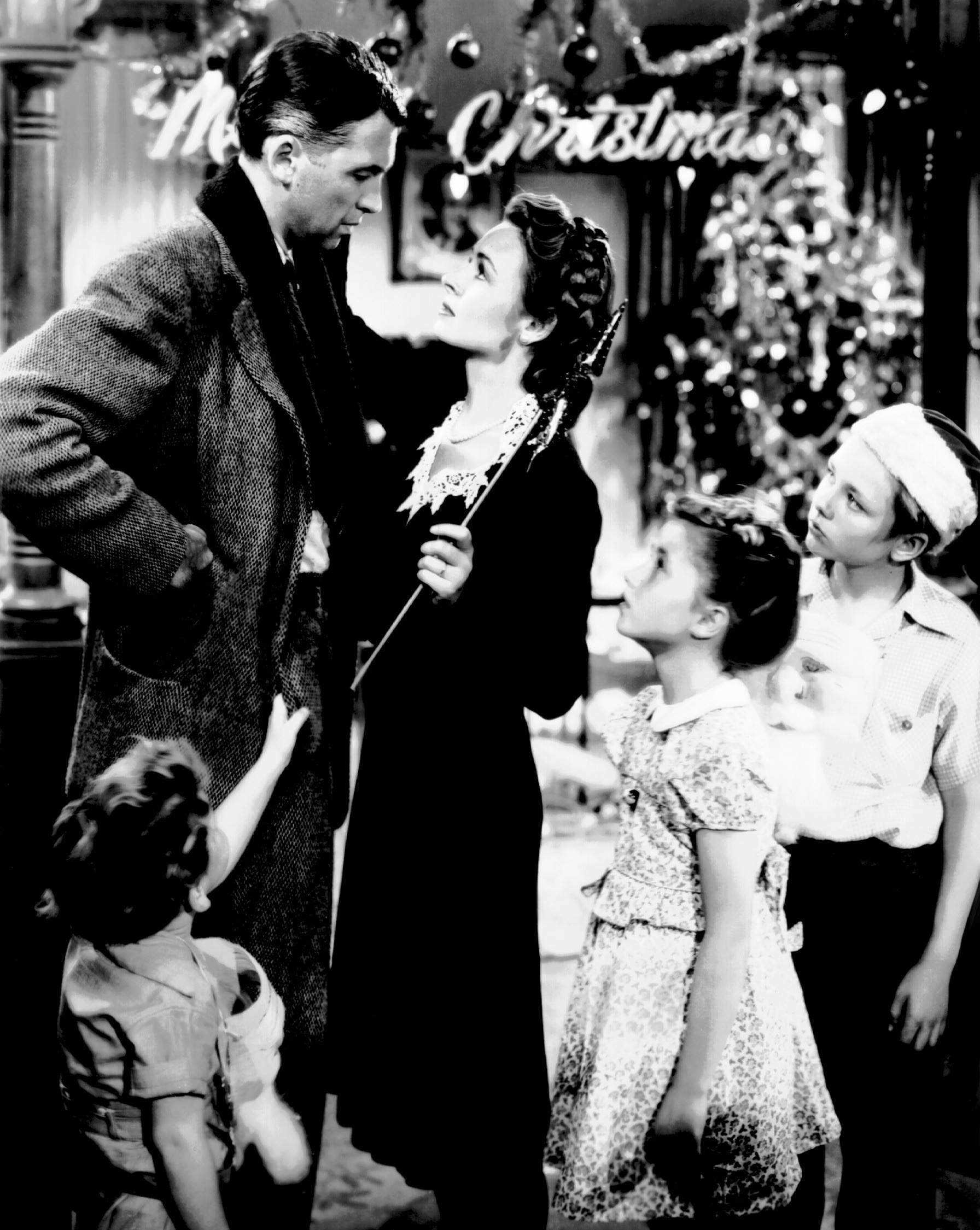 FROM MERLIN ARCHIVE DO NOT RESEND TO LIBRARY NBC105 12/9/97 IT'S A WONDERFUL LIFE -- NBC SATURDAY NIGHT MOVIE -- TELECASTS: Sat., Dec. 20 (8-11:00 p.m. ET) -- PICTURED: (l-r) James Stewart, Donna Reed & unidentified children -- 'IT'S A WONDERFUL LIFE' THEATRICAL MOVIE ON NBC -- Frank Capra's 'It's a Wonderful Life' turns 51 this year, and to celebrate the occasion, NBC will again broadcast the original black-and-white director s cut of the 1946 holiday classic. The perennial favorite, starring James Stewart, Donna Reed and Lionel Barrymore, will air exclusively on NBC. The 51st anniversary of the classic is the first showing since the death of James Stewart this past year.. NBC PHOTO. Library Tag 12242001 TV/RADIO Library Tag 12232001 BUSINESS Library tag 12242003 Television -- Library Tag 11272004 Business (Television) Library Tag 12052004 Arts & Entertainment Library Tag 12172004 Weekend -- Library Tag 12232006 Sidekick 14CRIT 24cinemania
22tickettv