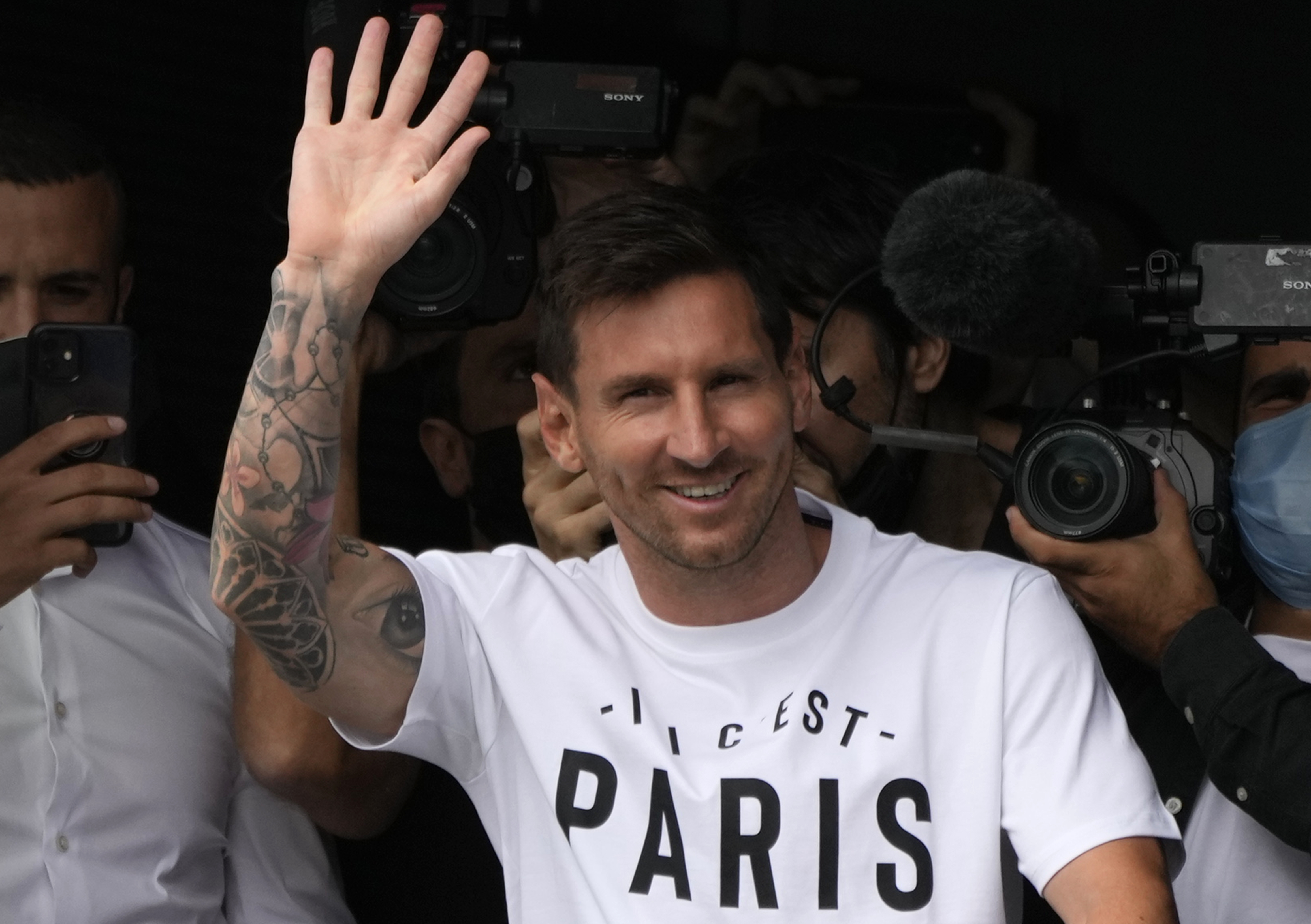 Lionel Messi: Barcelona stepping up efforts to sign Paris Saint