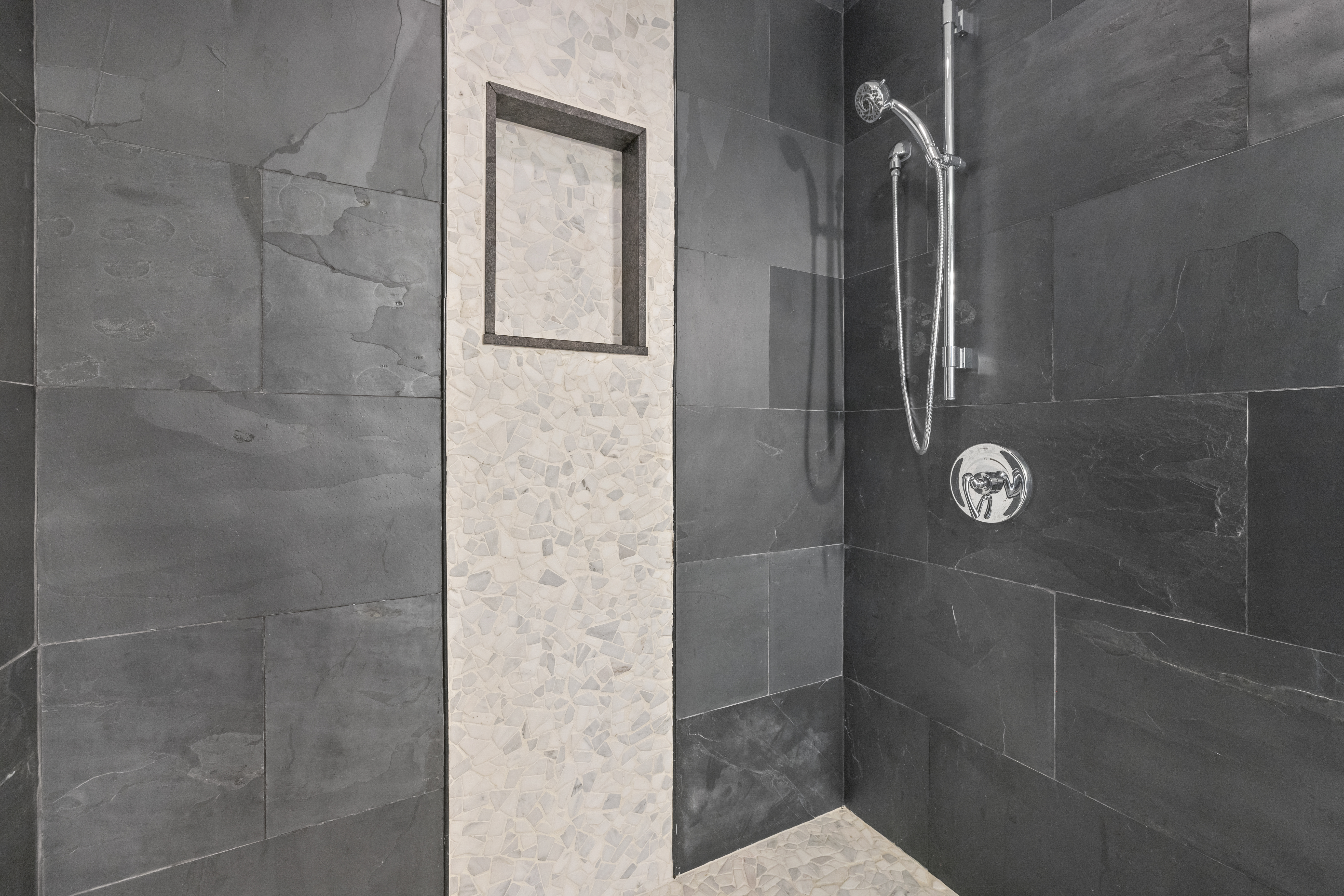 14-john-scott-blvd-norton-shower-2