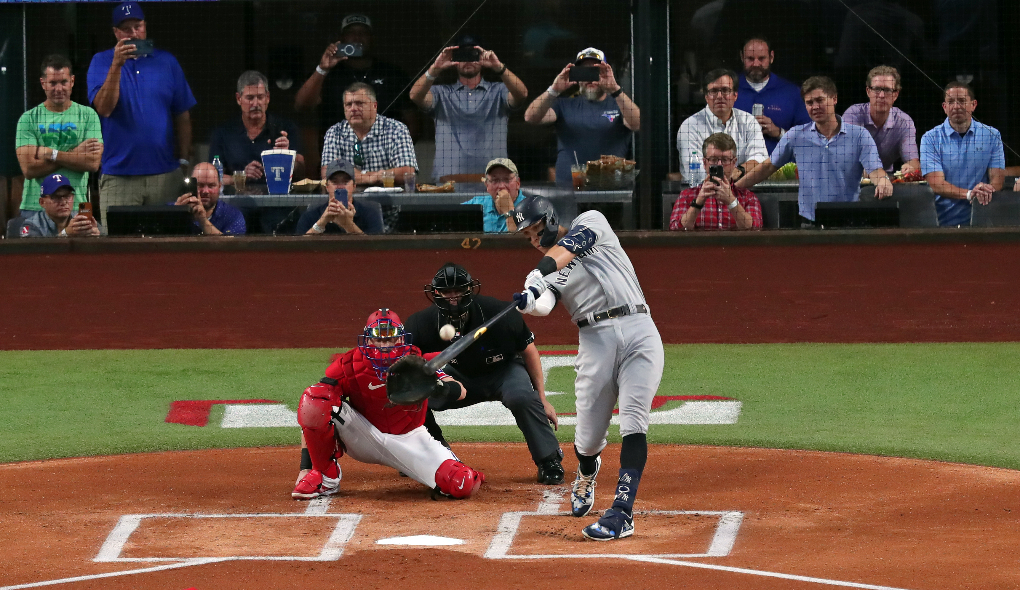Yankees star Aaron Judge hits 62nd home run to break Roger Maris' American  League record