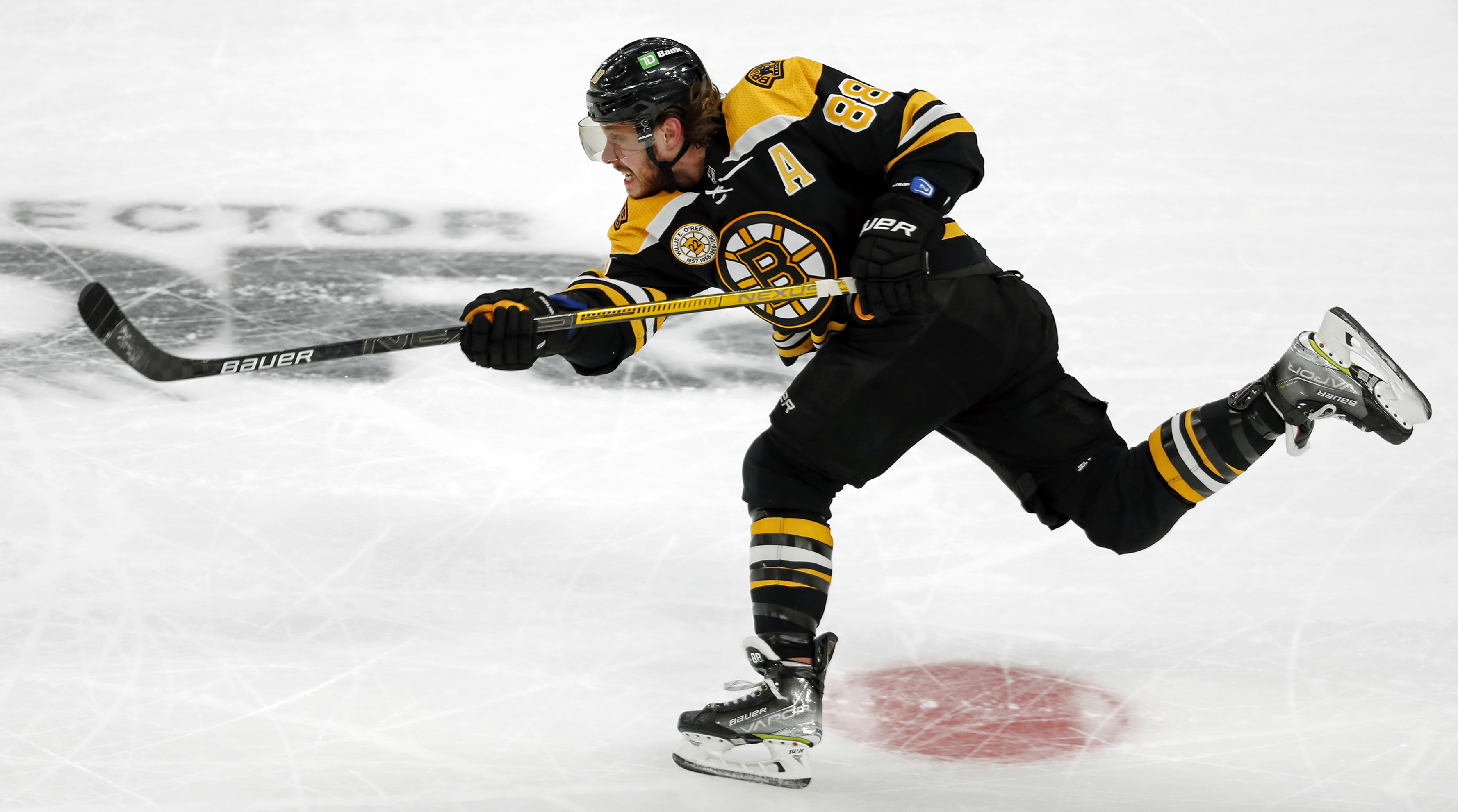 Pastrnak gets 49th goal, Bruins top Montreal, 5th win in row