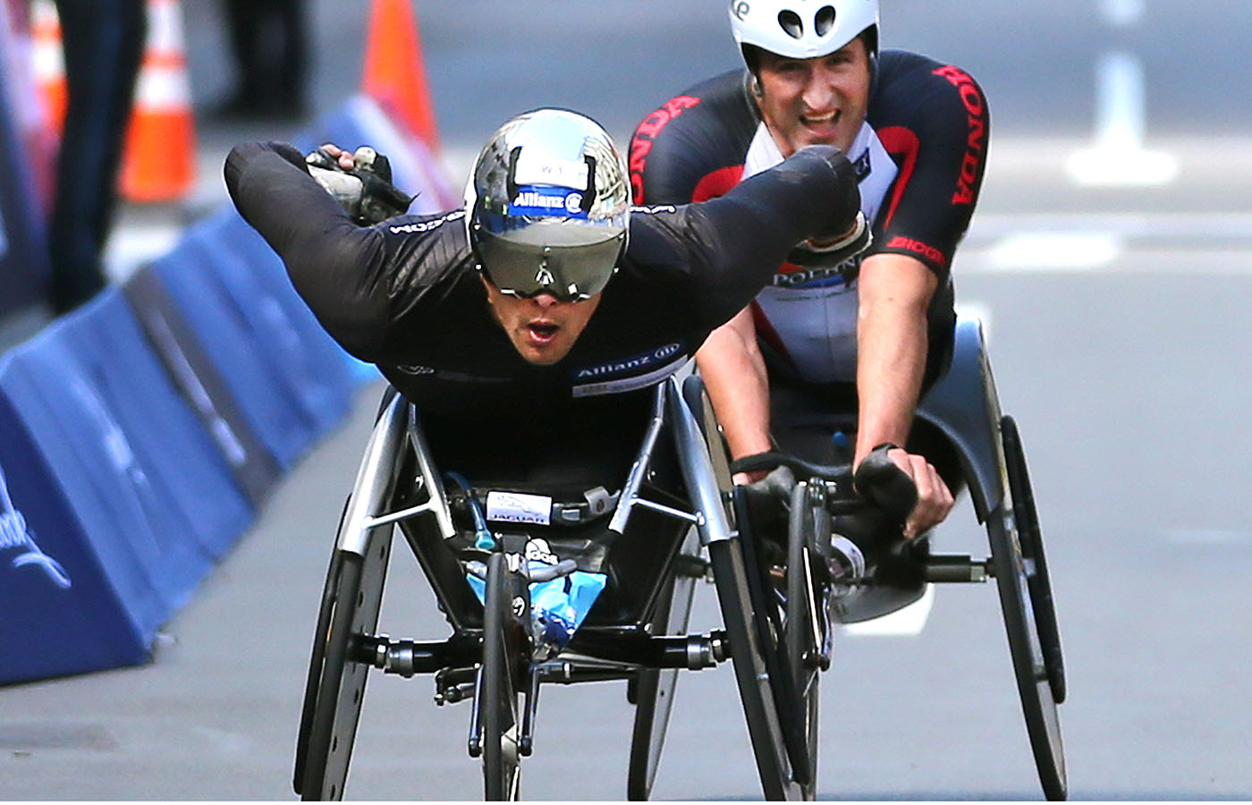 Marcel Hug (left) squeaked out a win over Ernst van Dyk (right) in 2017.