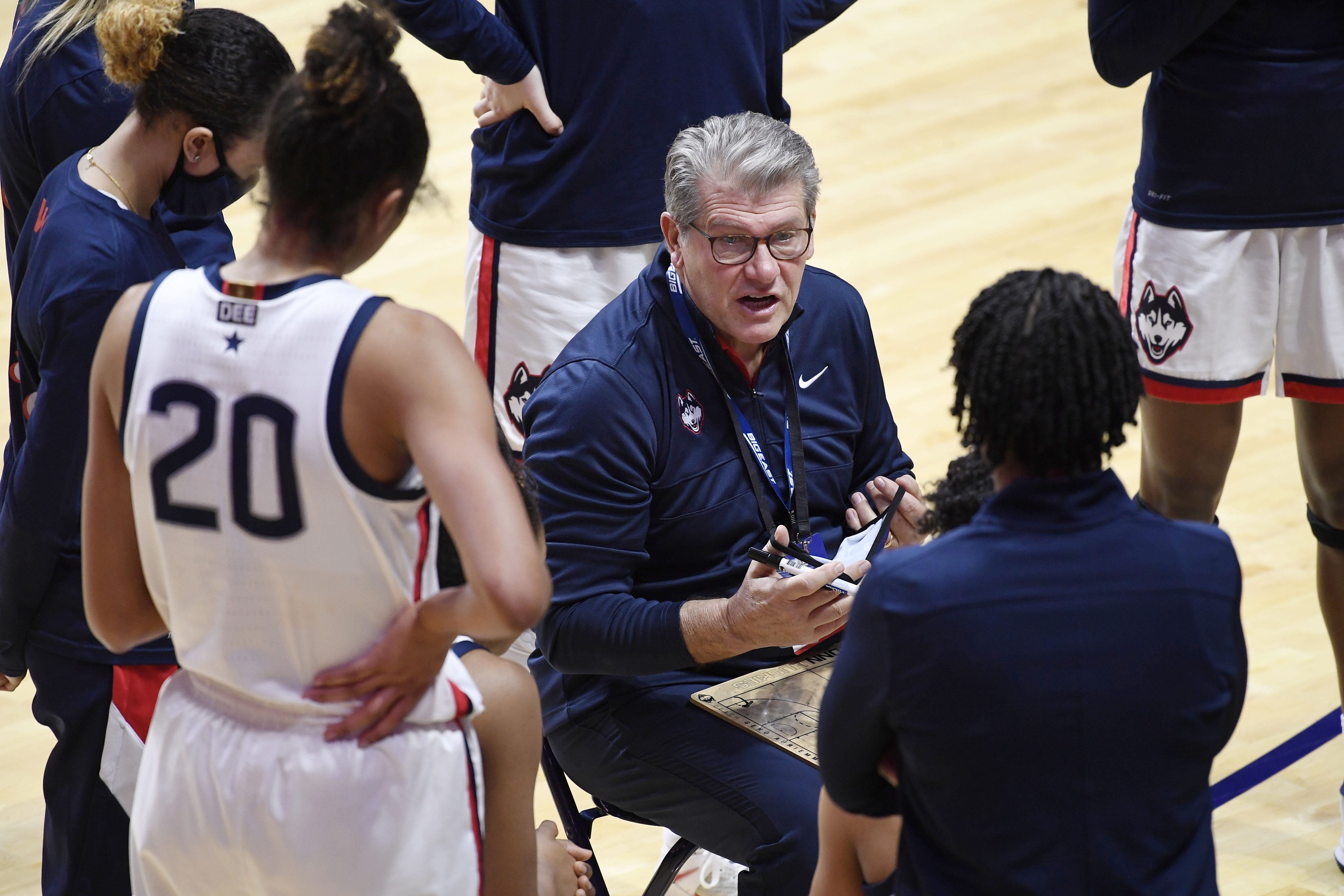 UConn women's basketball coach Geno Auriemma tests positive for COVID-19 -  The Boston Globe