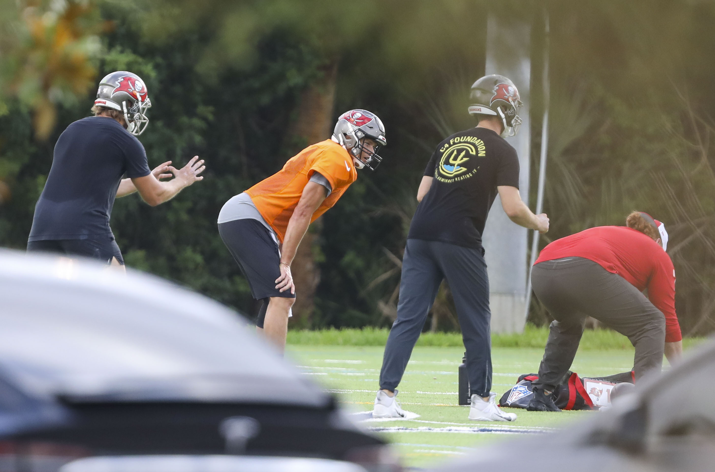 NFL: Brady gathers Buccaneers receivers for first throwing session