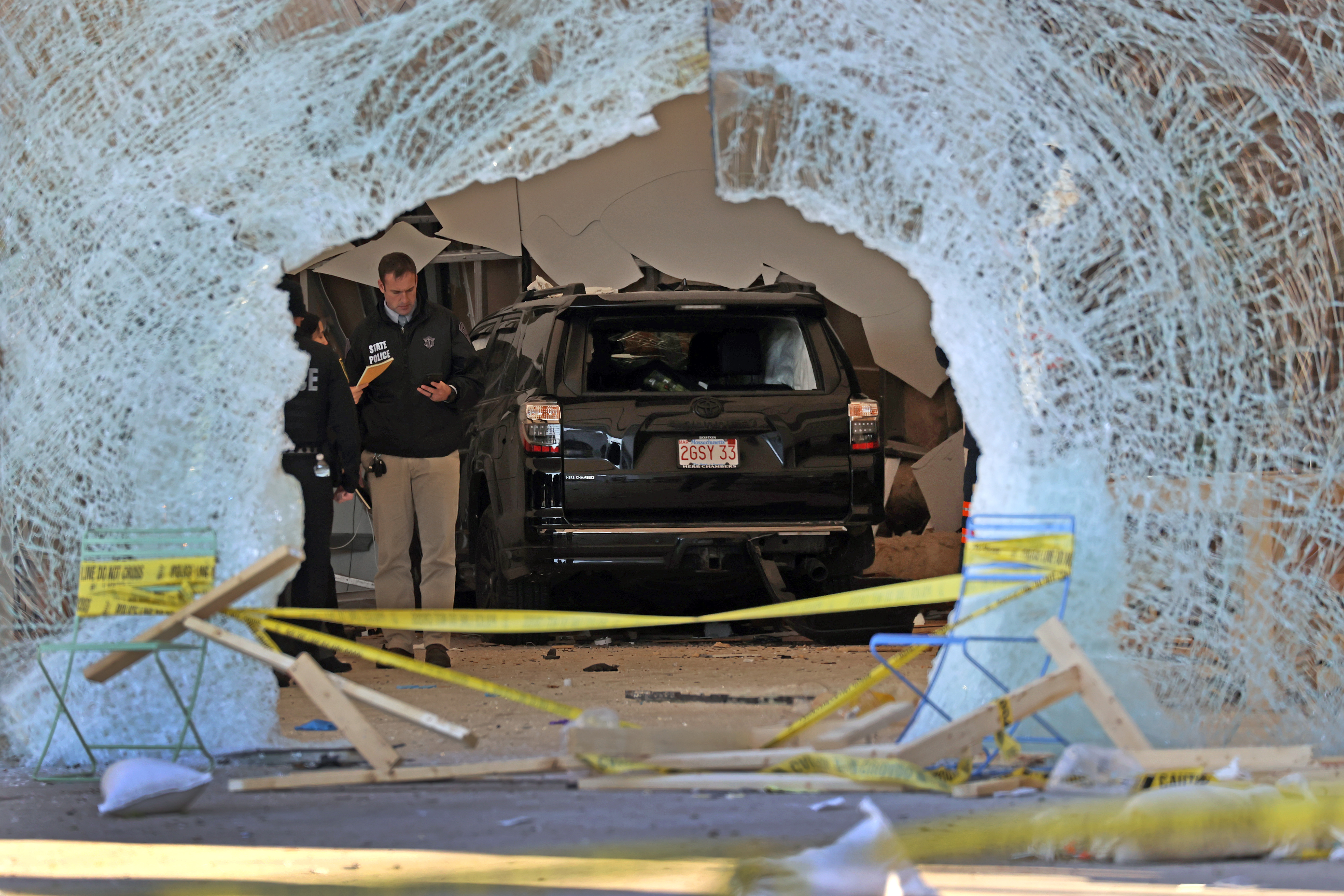 Hingham, Massachusetts, Apple store crash leaves 1 dead, 16 injured