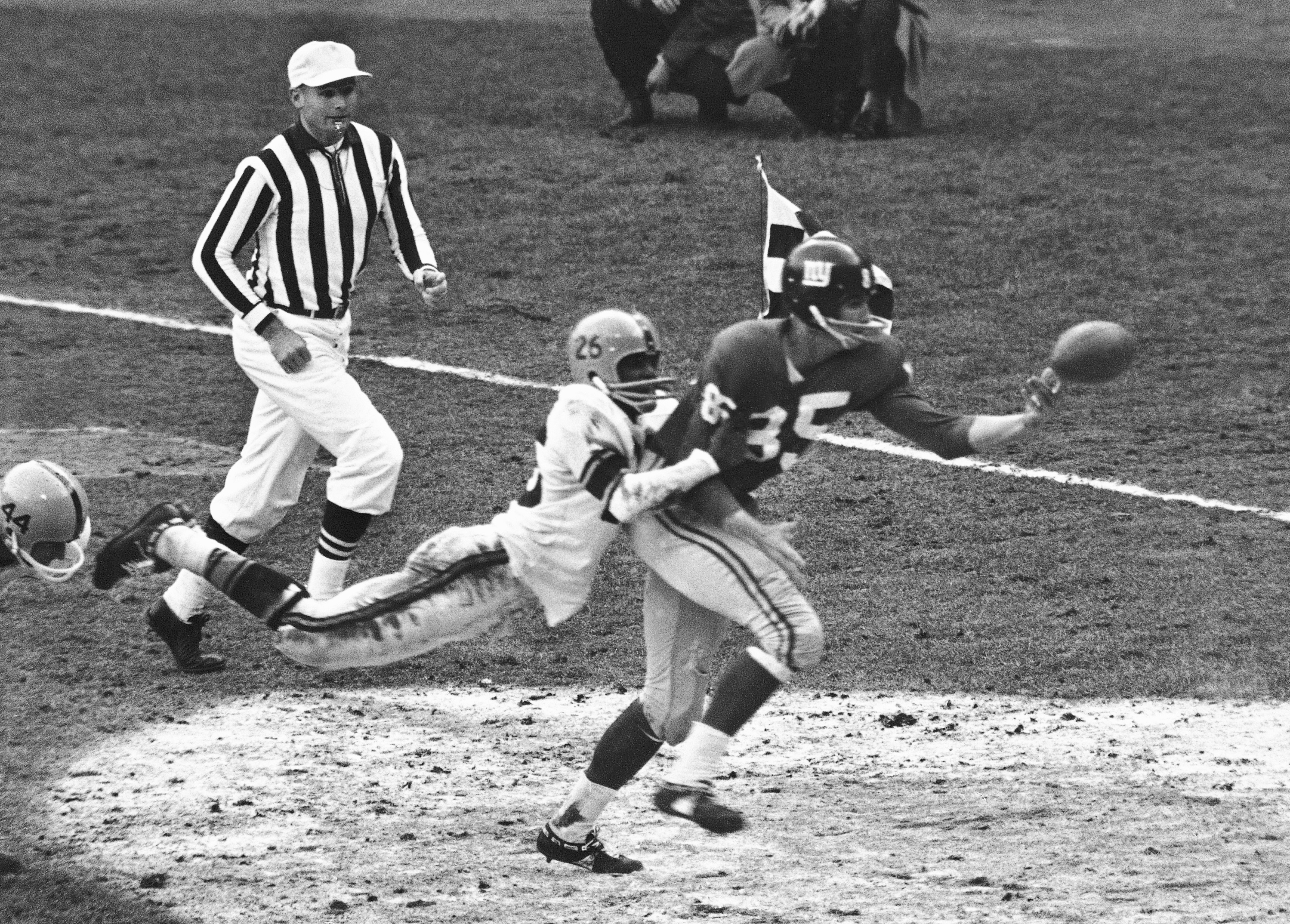 Giants receiver Del Shofner is targeted for a pass during a 1961 game agains the Steelers.
