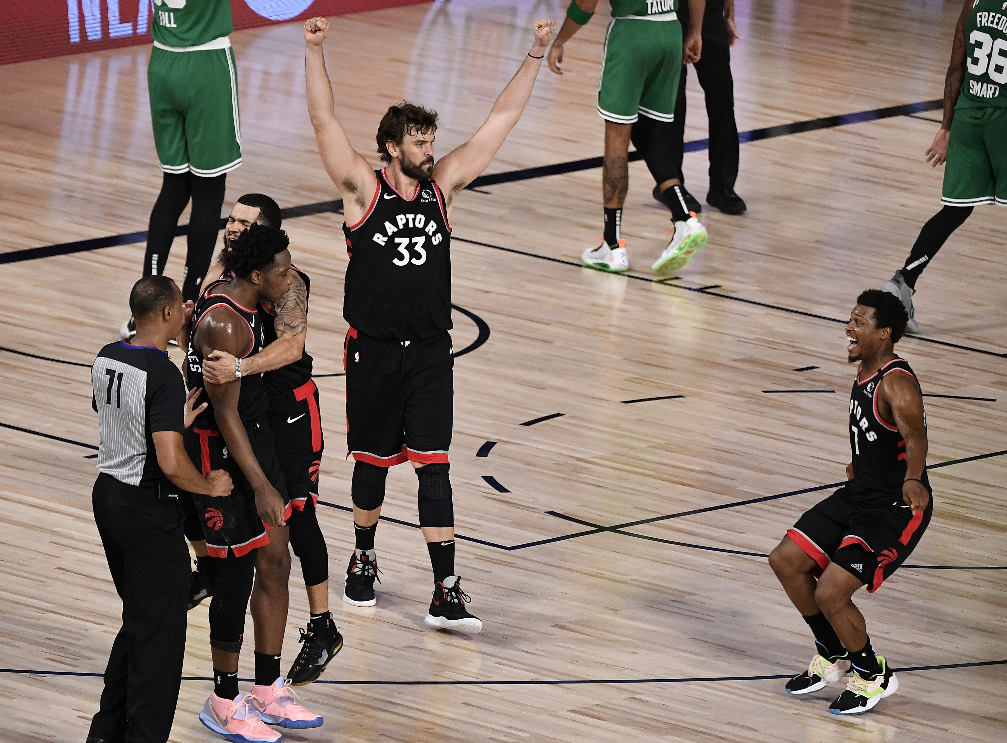 Marc Gasol and Kyle Lowry react after their win over the Celtics Thursday.