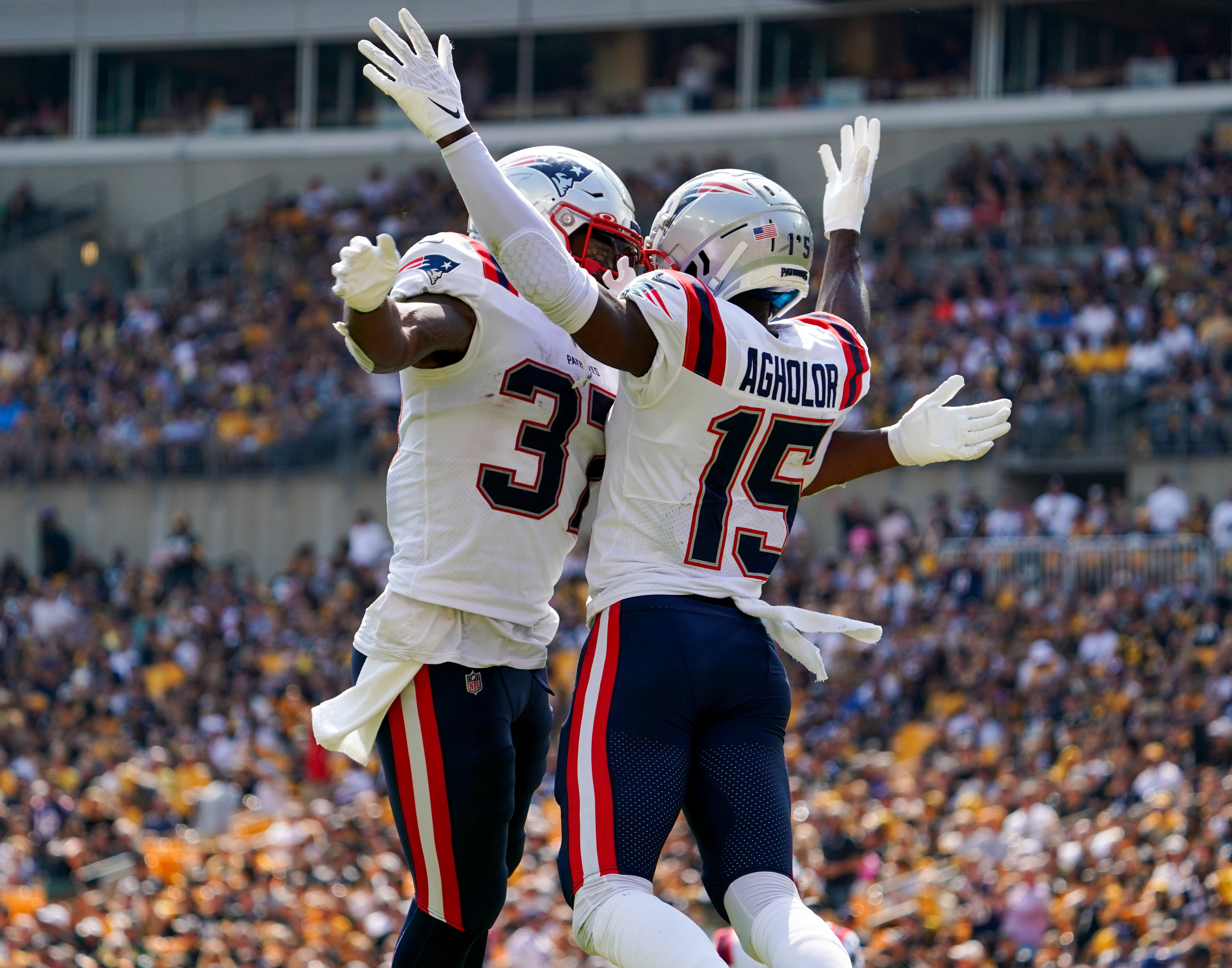 Gunner Olszewski just has to be a Patriots spy on the Steelers after this  play