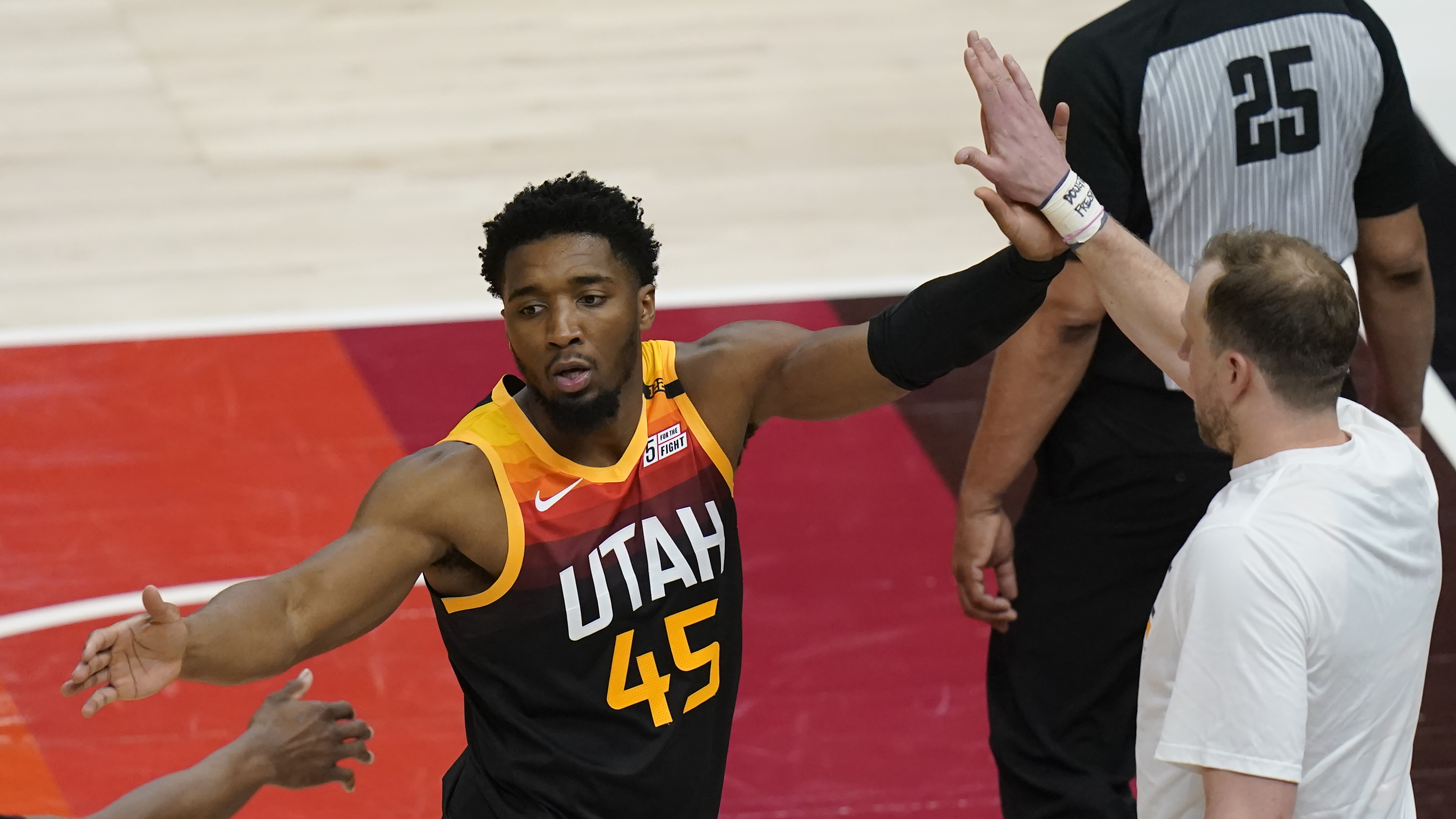 Donovan Mitchell finished with 30 as the Jazz closed out the Grizzlies.