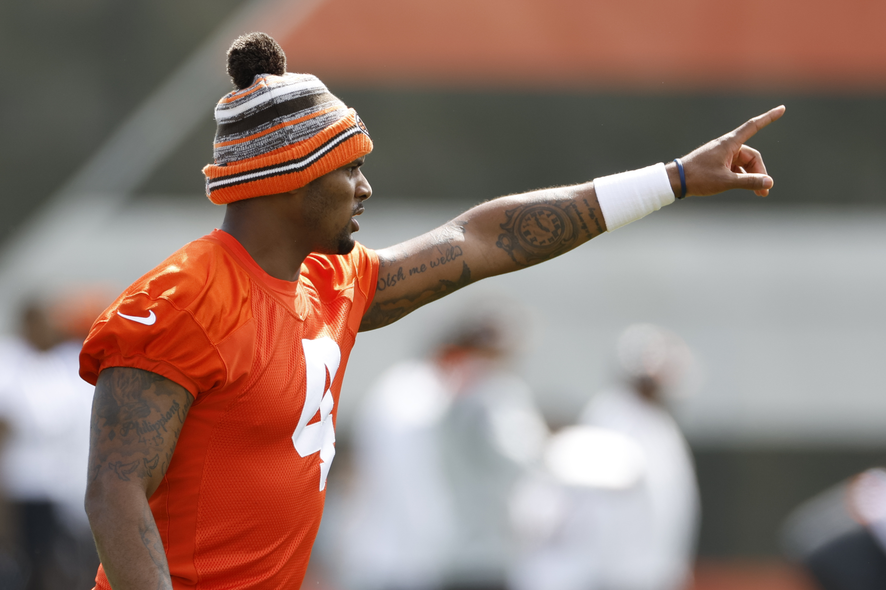 Watson on field with Browns as legal storm swirls around QB