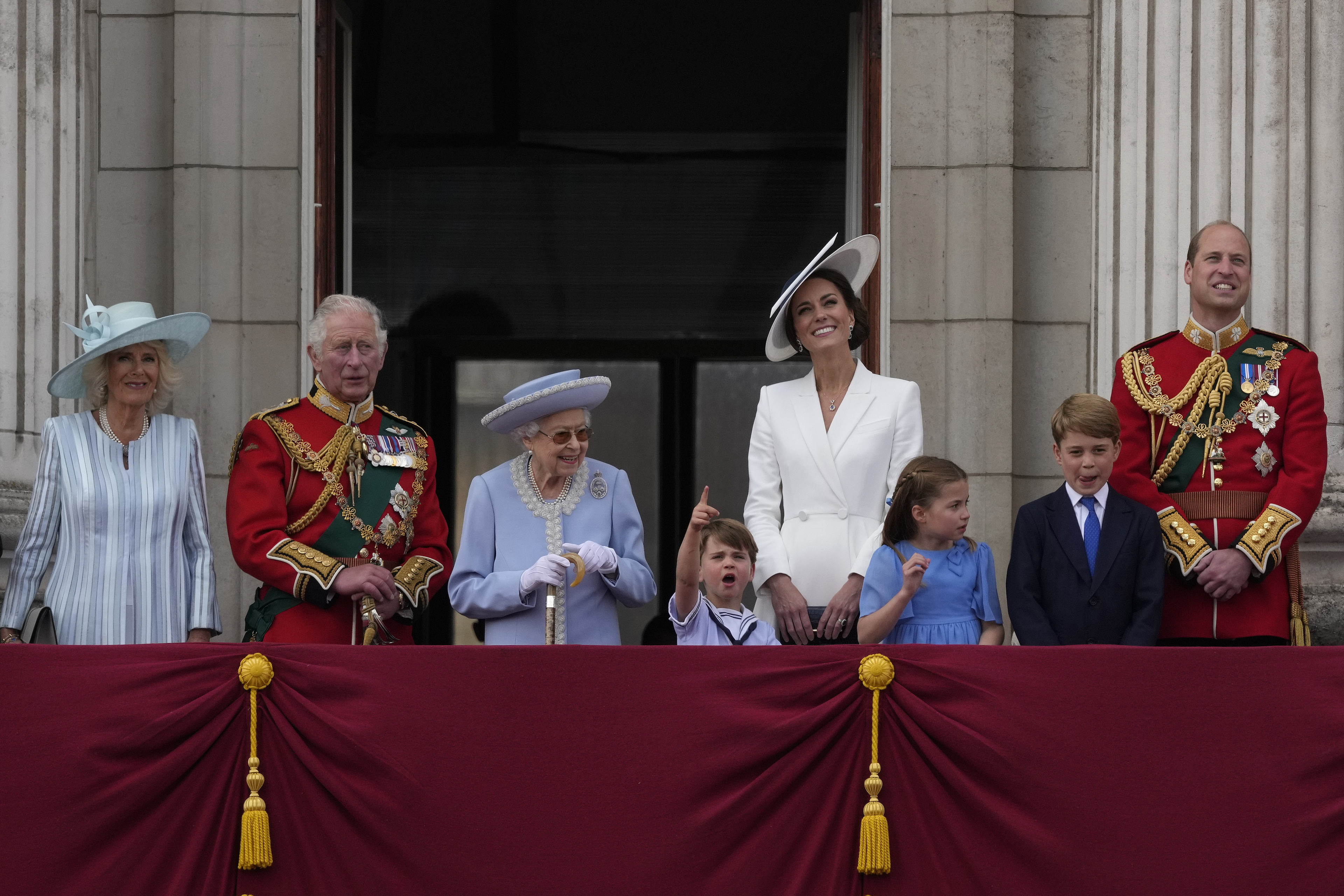 Сколько лет королю британии. Королевская семья Елизаветы 2. Платиновый юбилей Елизаветы 2 Кейт и Меган. Луи правнук королевы Елизаветы.