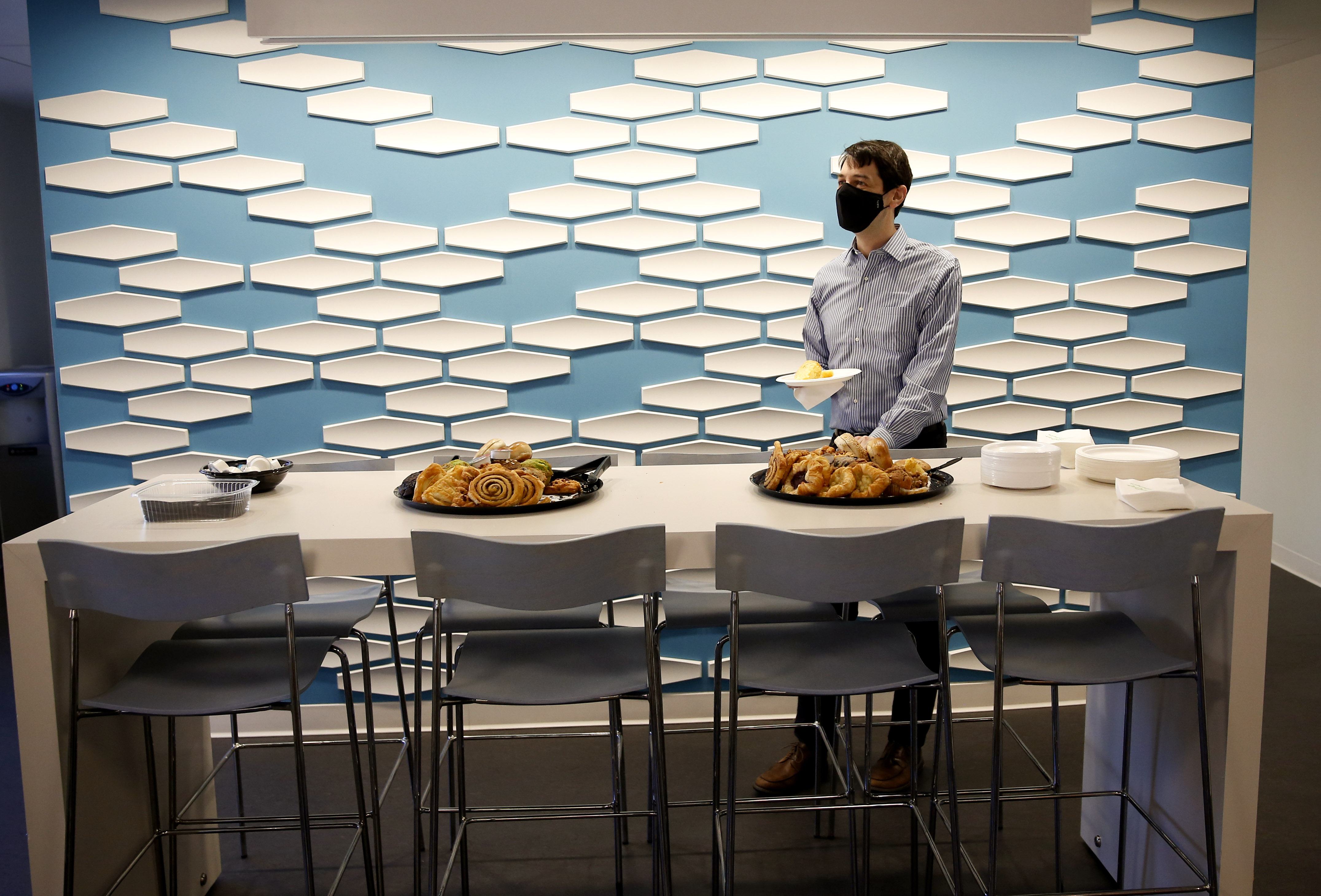 When there's food, 'more people show up': Return-to-office plans spark  catering boom - The Boston Globe