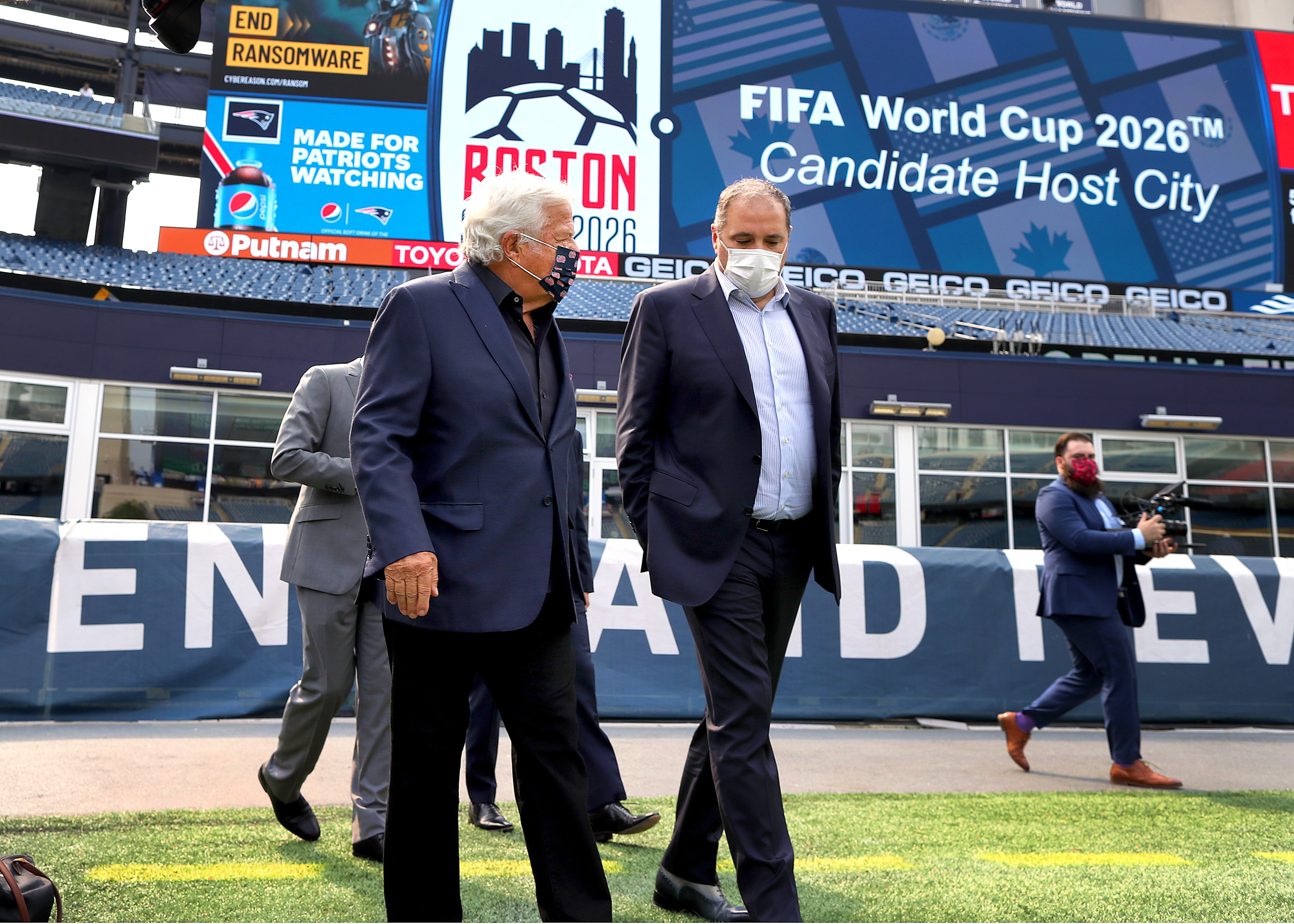 Robert Kraft (à gauche) et Victor Montagliani ont discuté des plans de la Coupe du monde mercredi au stade Gillette.