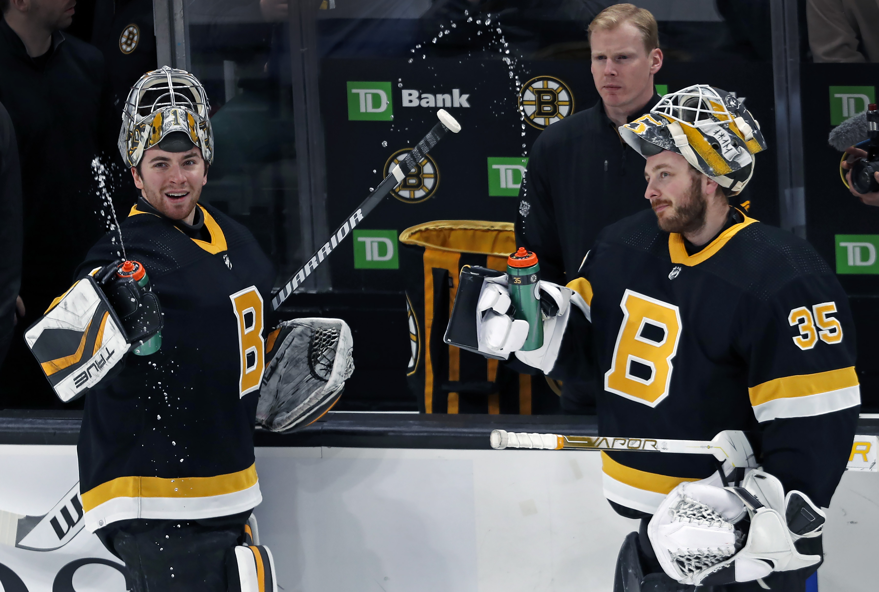 Why has Bruins goalie Linus Ullmark been so good? It starts with three  words in Swedish. - The Boston Globe