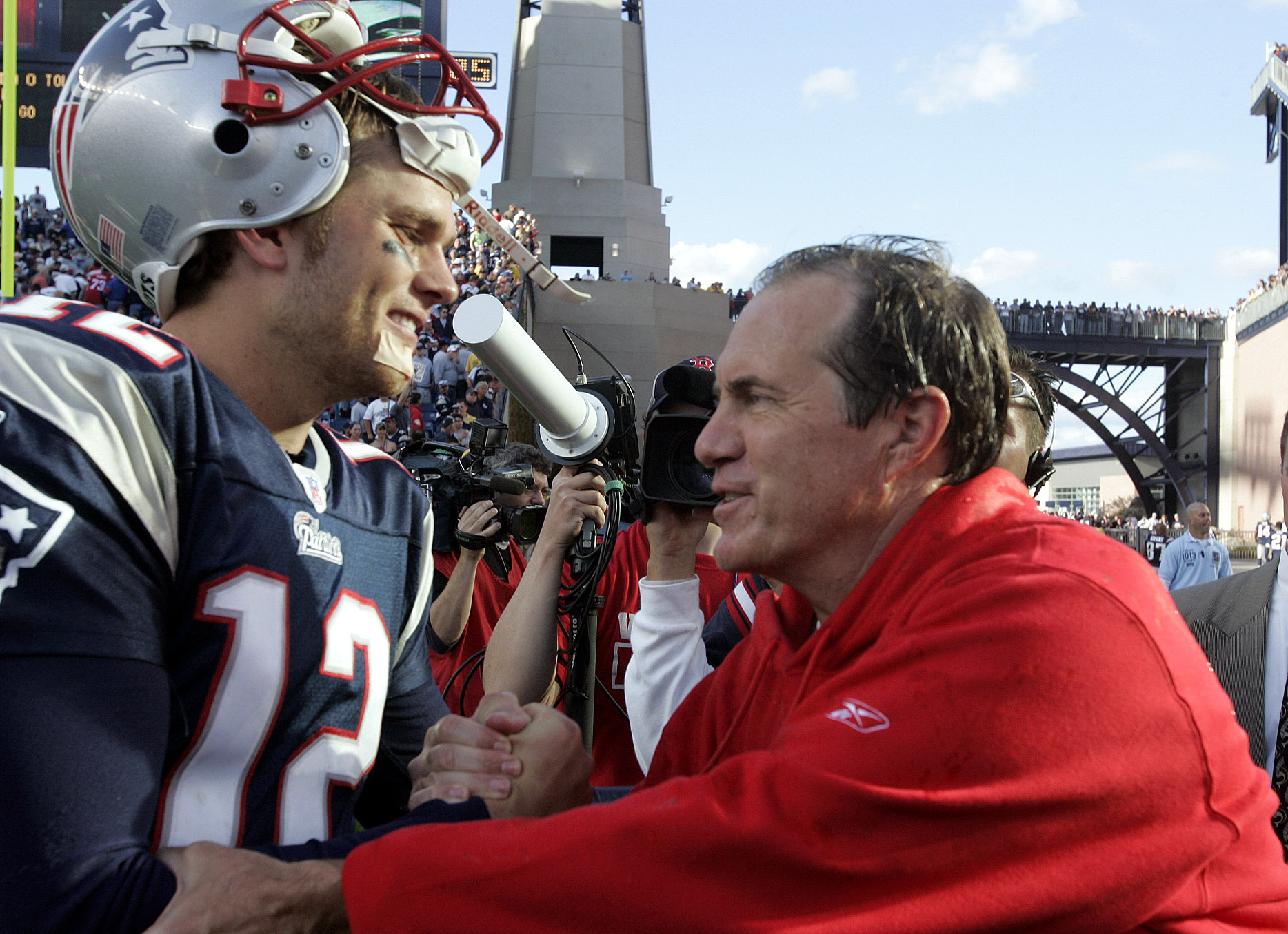 Legendary Patriots QB Tom Brady welcomed back to Gillette Stadium