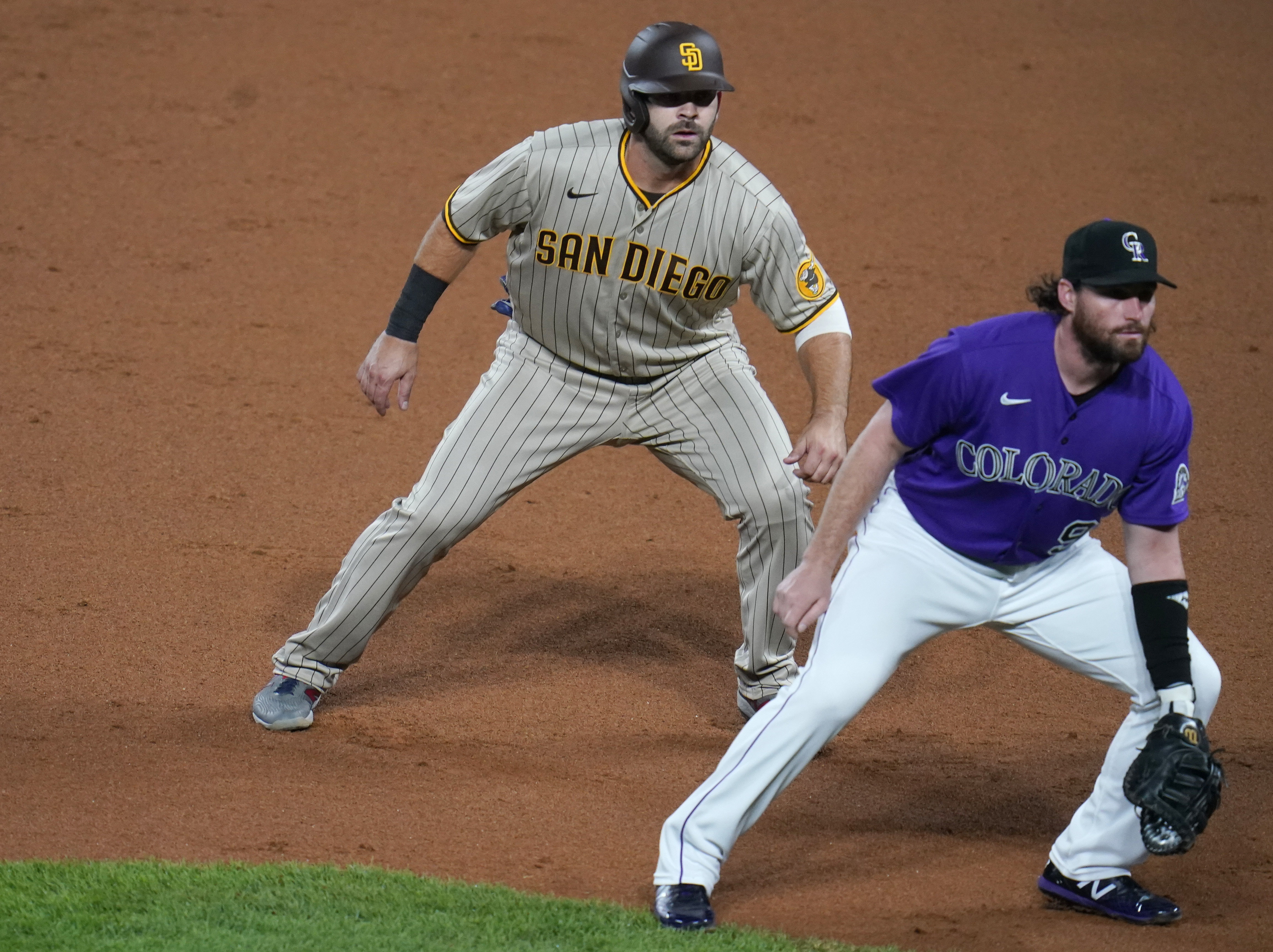 Padres make another splash, acquire Mitch Moreland from Red Sox