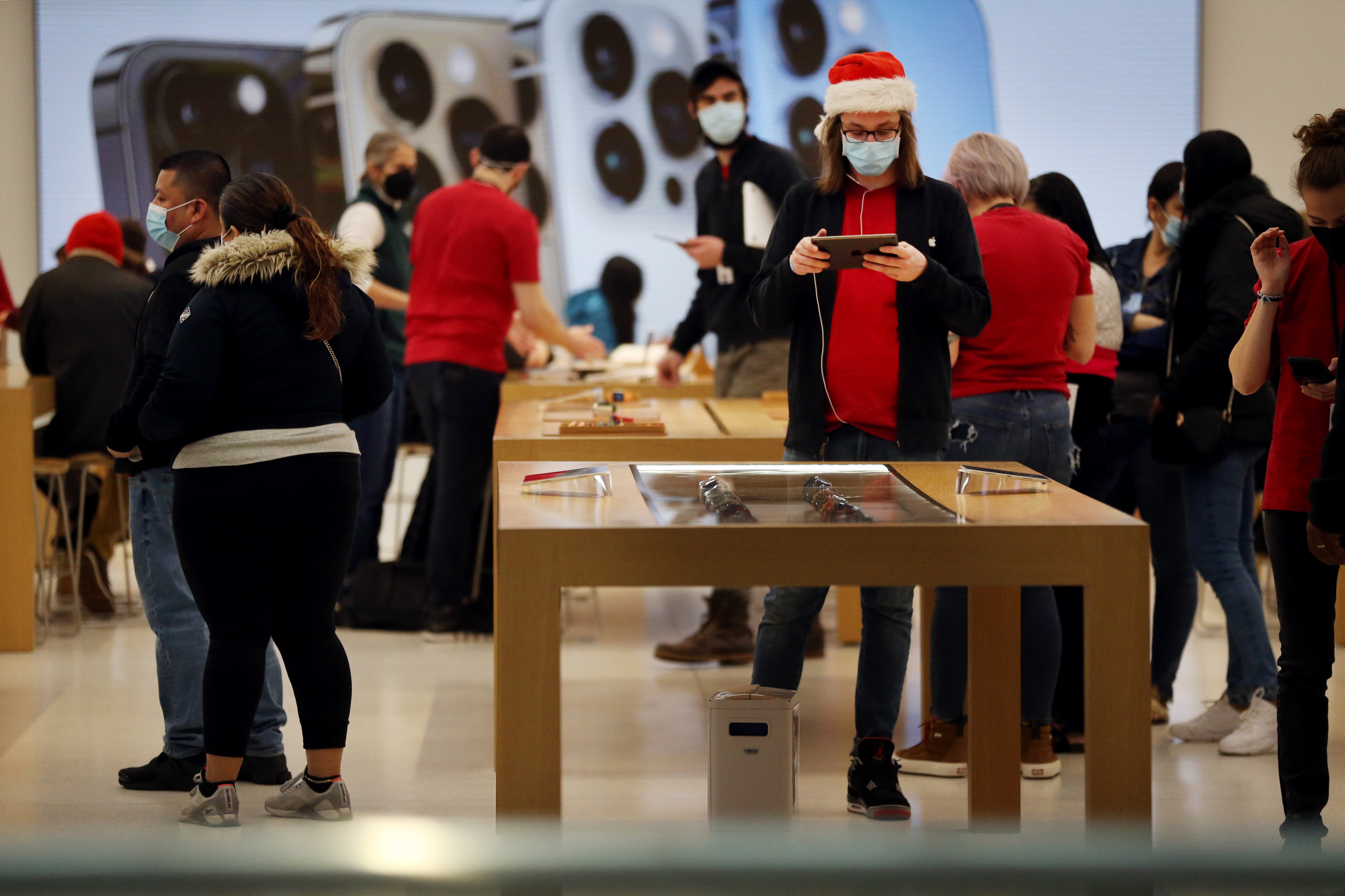 The Apple store during Black Friday shopping at CambridgeSide.