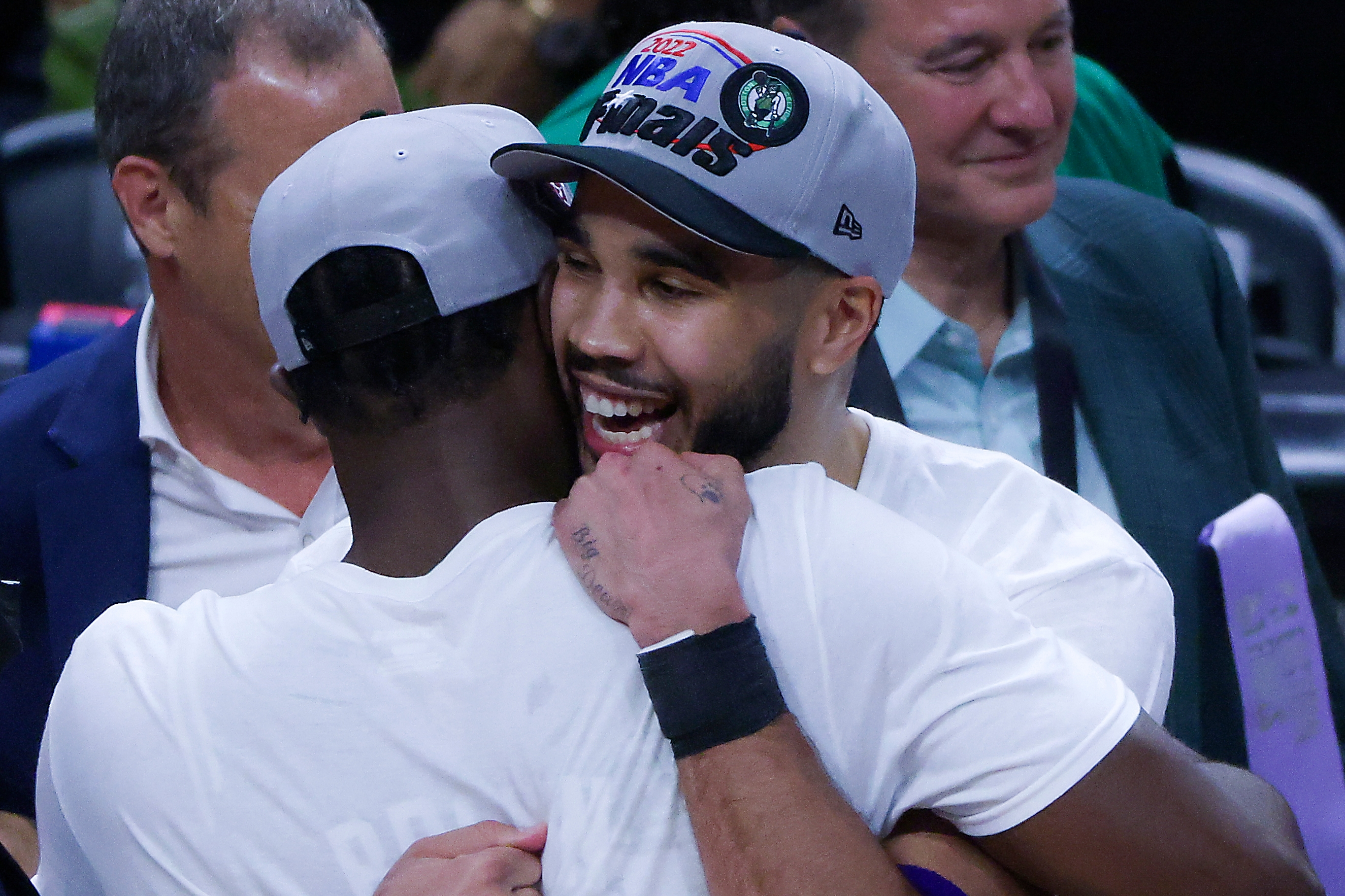 Jayson Tatum, sporting No. 24 band in honor of Kobe Bryant, wins inaugural  Larry Bird trophy - The Boston Globe