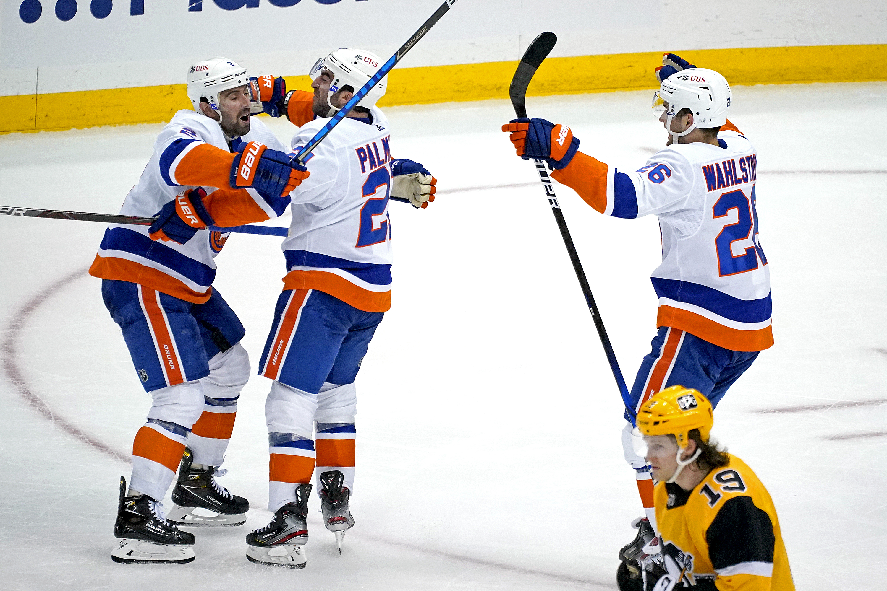 Islanders beat Bruins in Game 6, win series
