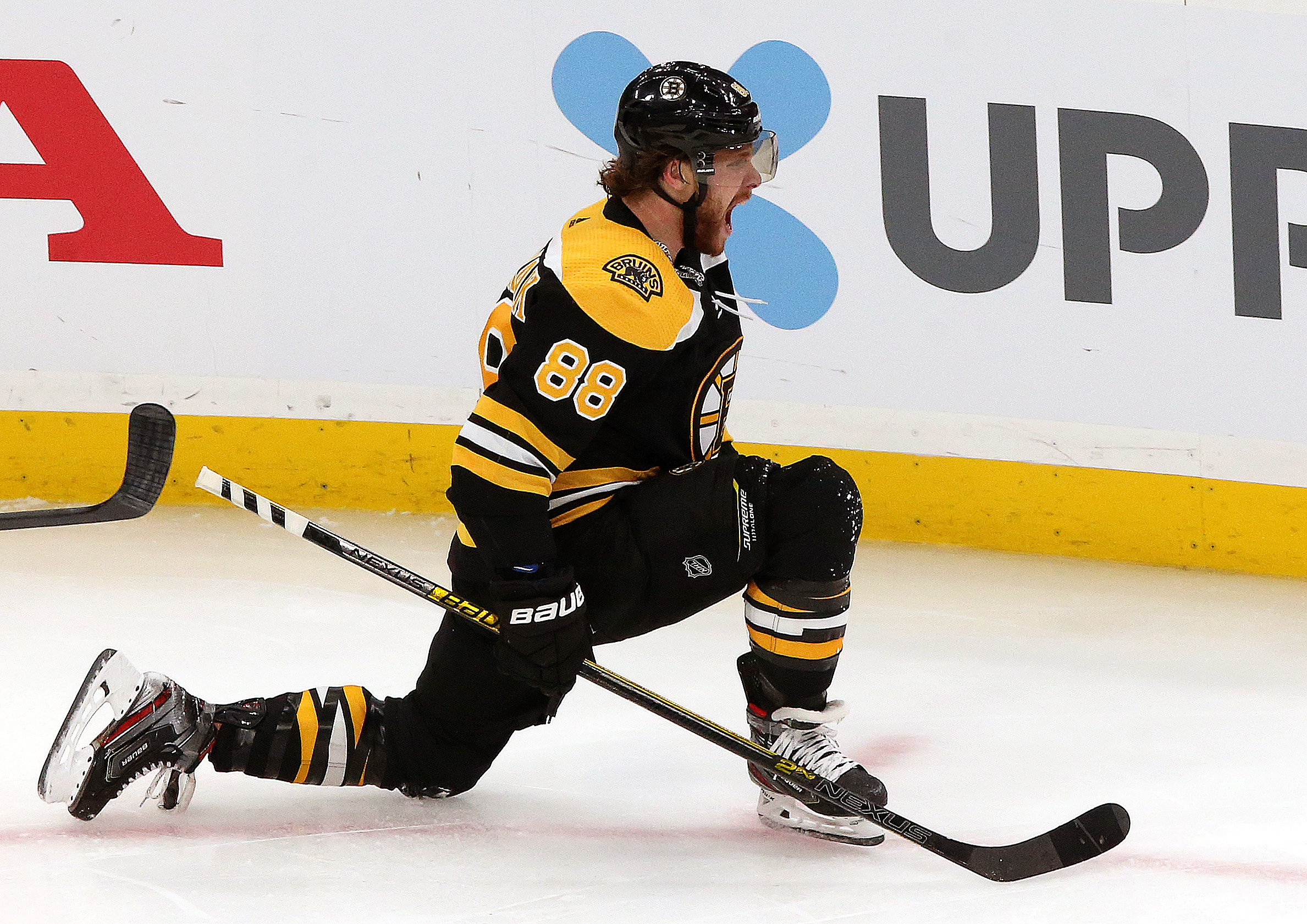 Bruins' David Pastrnak delivers early Christmas gift to Boston nurse