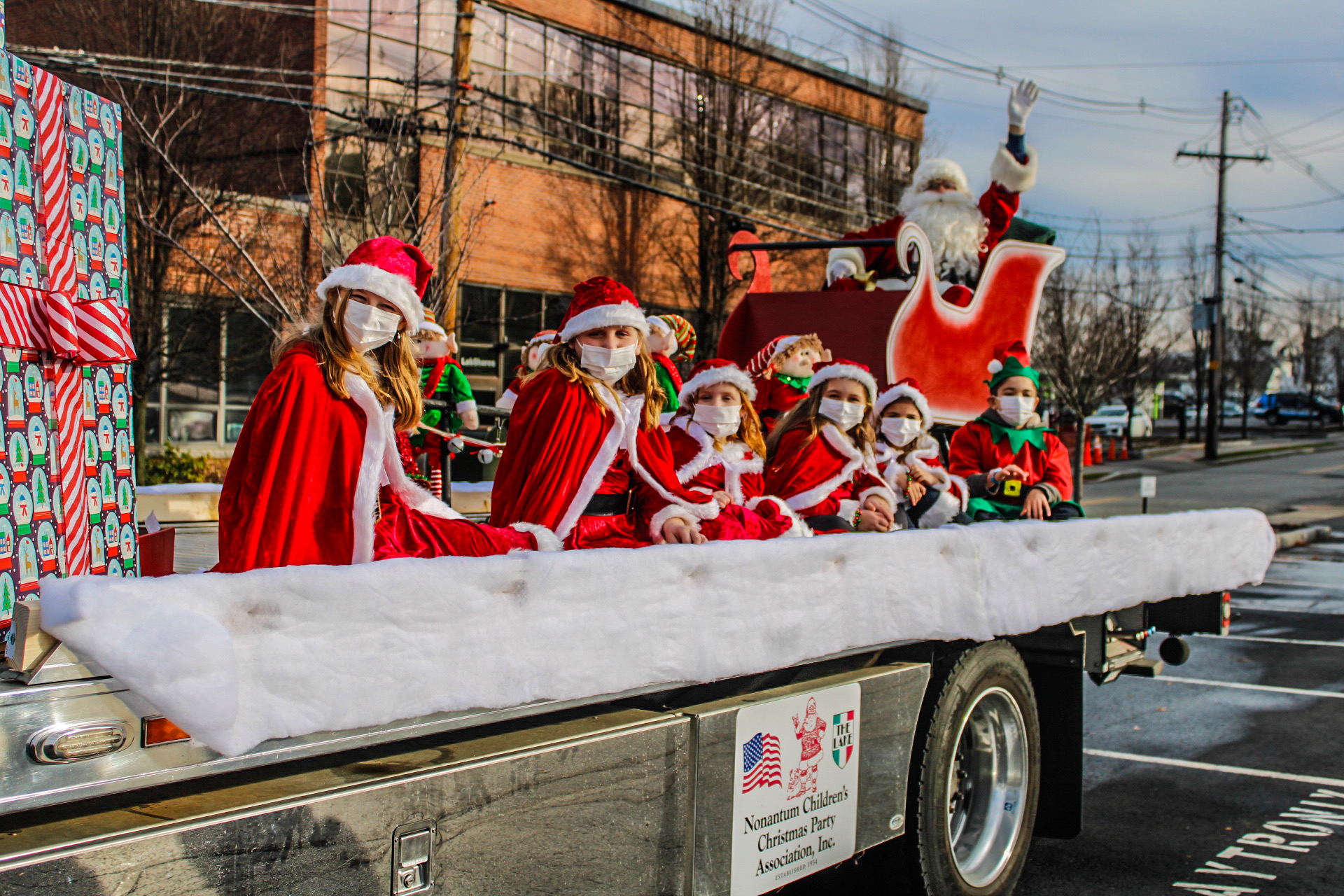 Nonantum celebrates Christmas with parade The Boston Globe