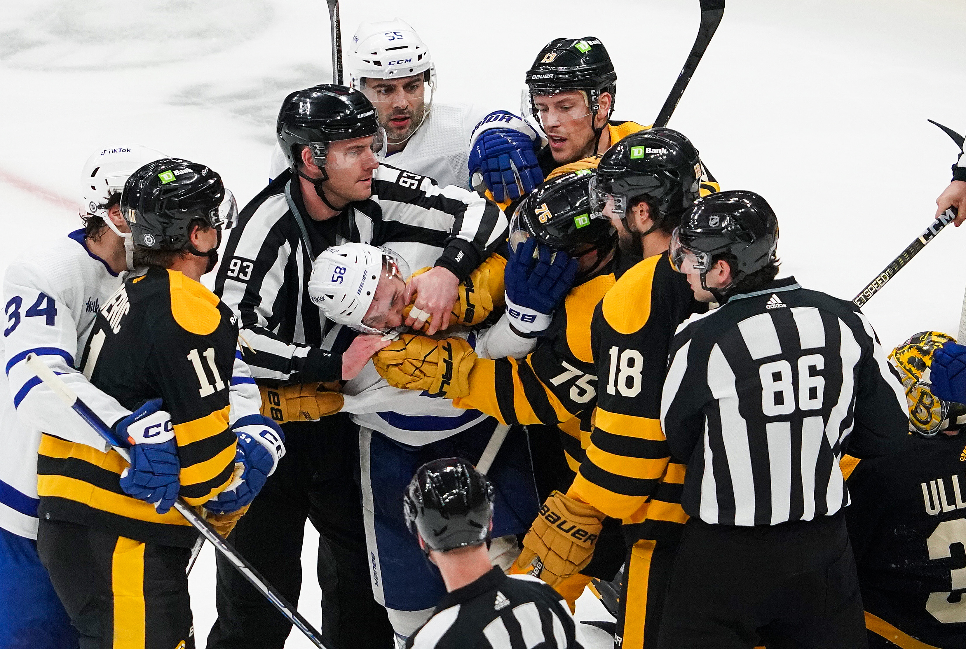 Grzelcyk breaks tie late, Bruins beat Maple Leafs 4-3
