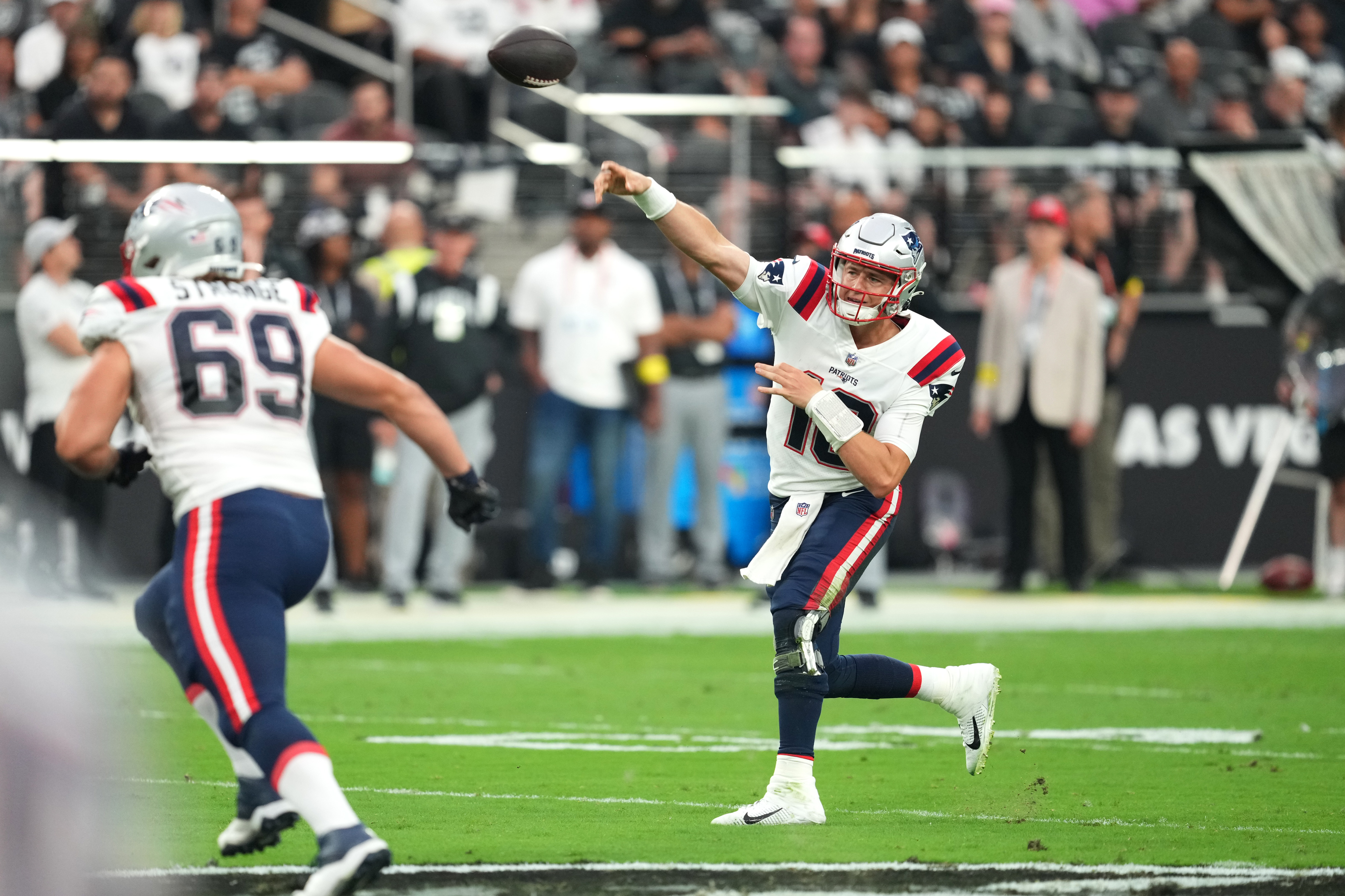Frustrated Mac Jones, Patriots' offense can't get much going in preseason  finale loss to Raiders - The Boston Globe