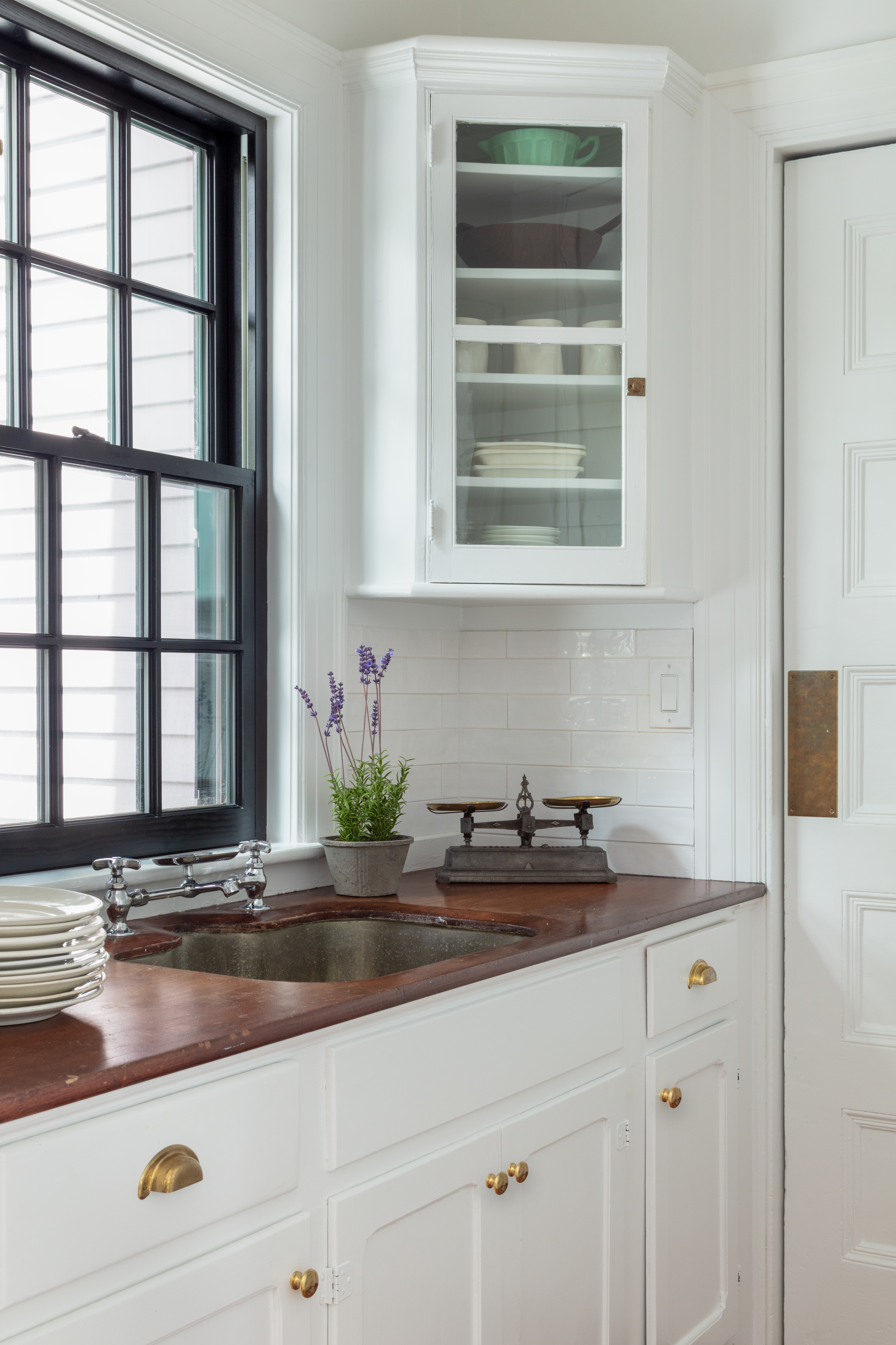 McGuill upgraded the hardware in the butler’s pantry to match the unlacquered brass hardware she used on the Shaker-style cabinetry in the kitchen.