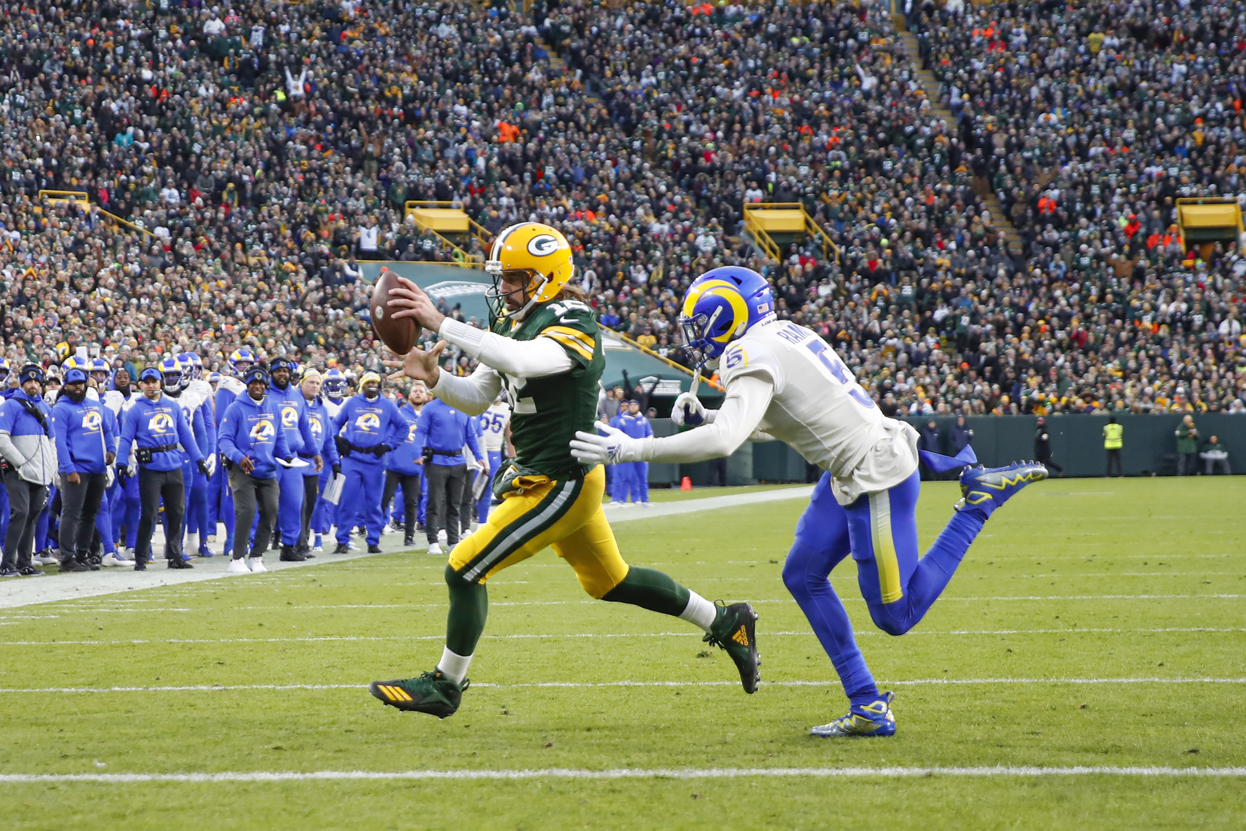 Packers hang on to beat Rams, 36-28