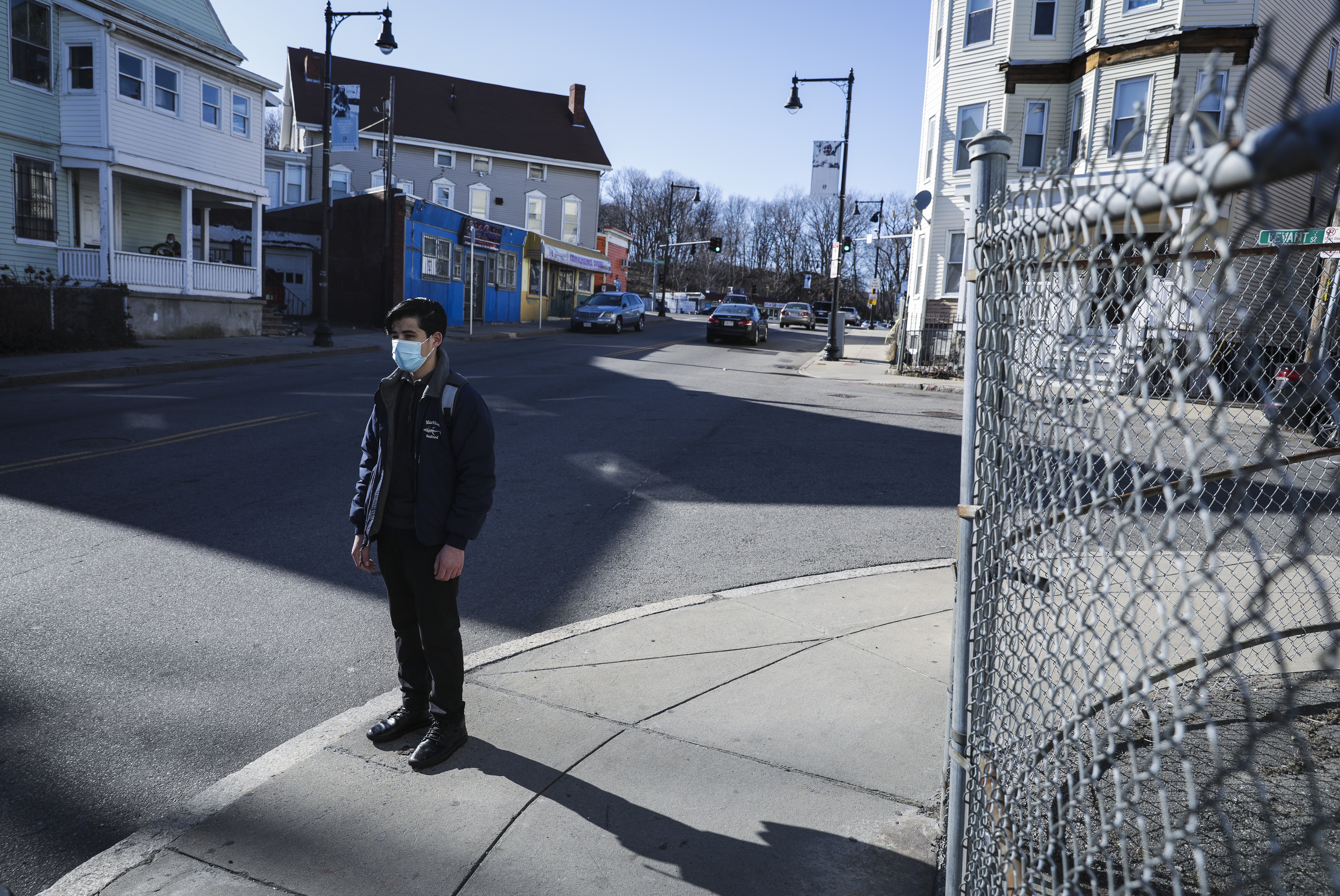 Fredy esperaba un autobús urbano en Dorchester. El chico de 16 años se fue de Guatemala a Boston en 2019 para ayudar económicamente a su familia. Pero en BINcA, rápidamente — y de alguna forma para su sorpresa — se convirtió en un estudiante destacado.