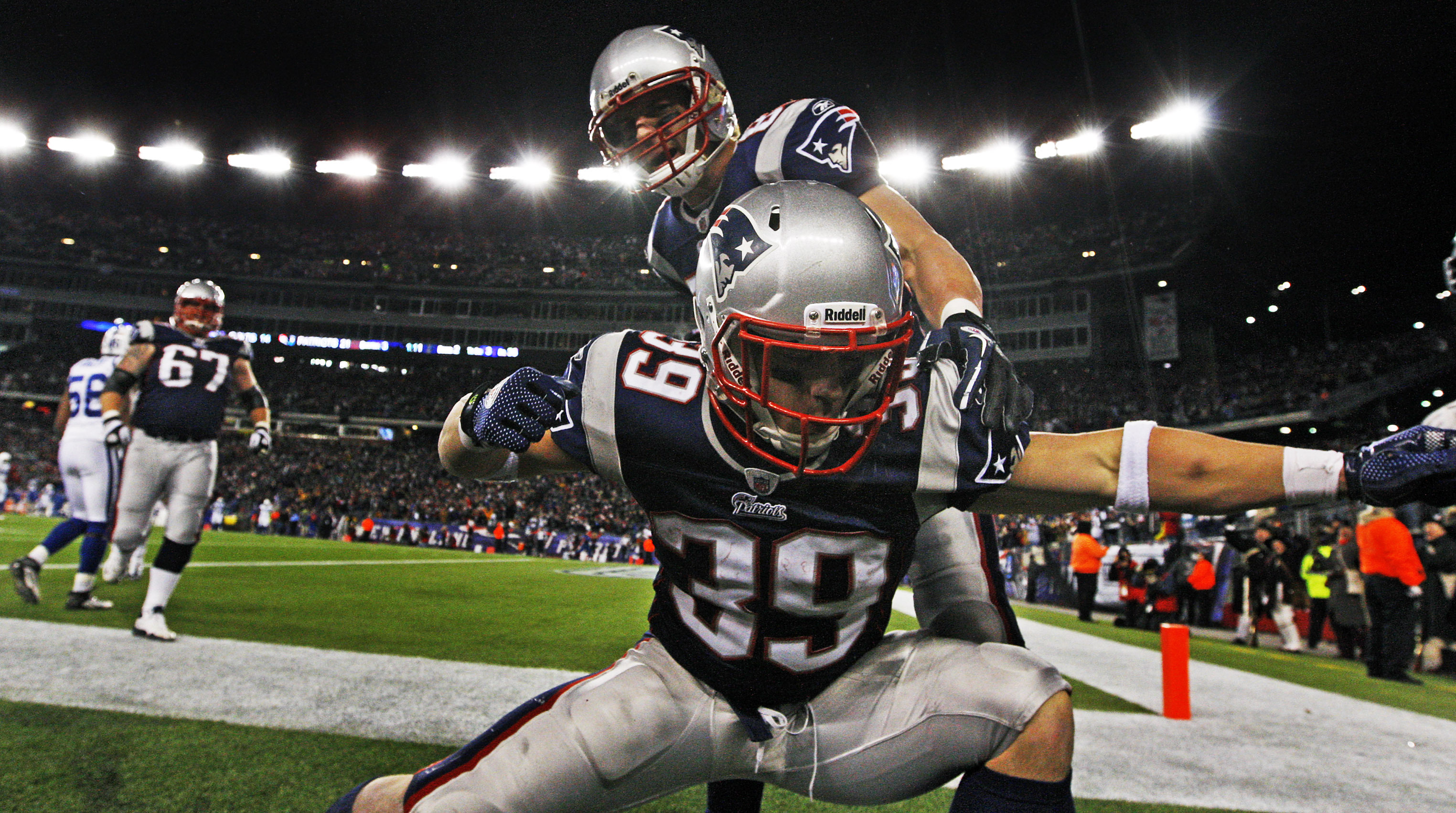 Gray Runs Wild As Patriots Blow Out Colts 42-20