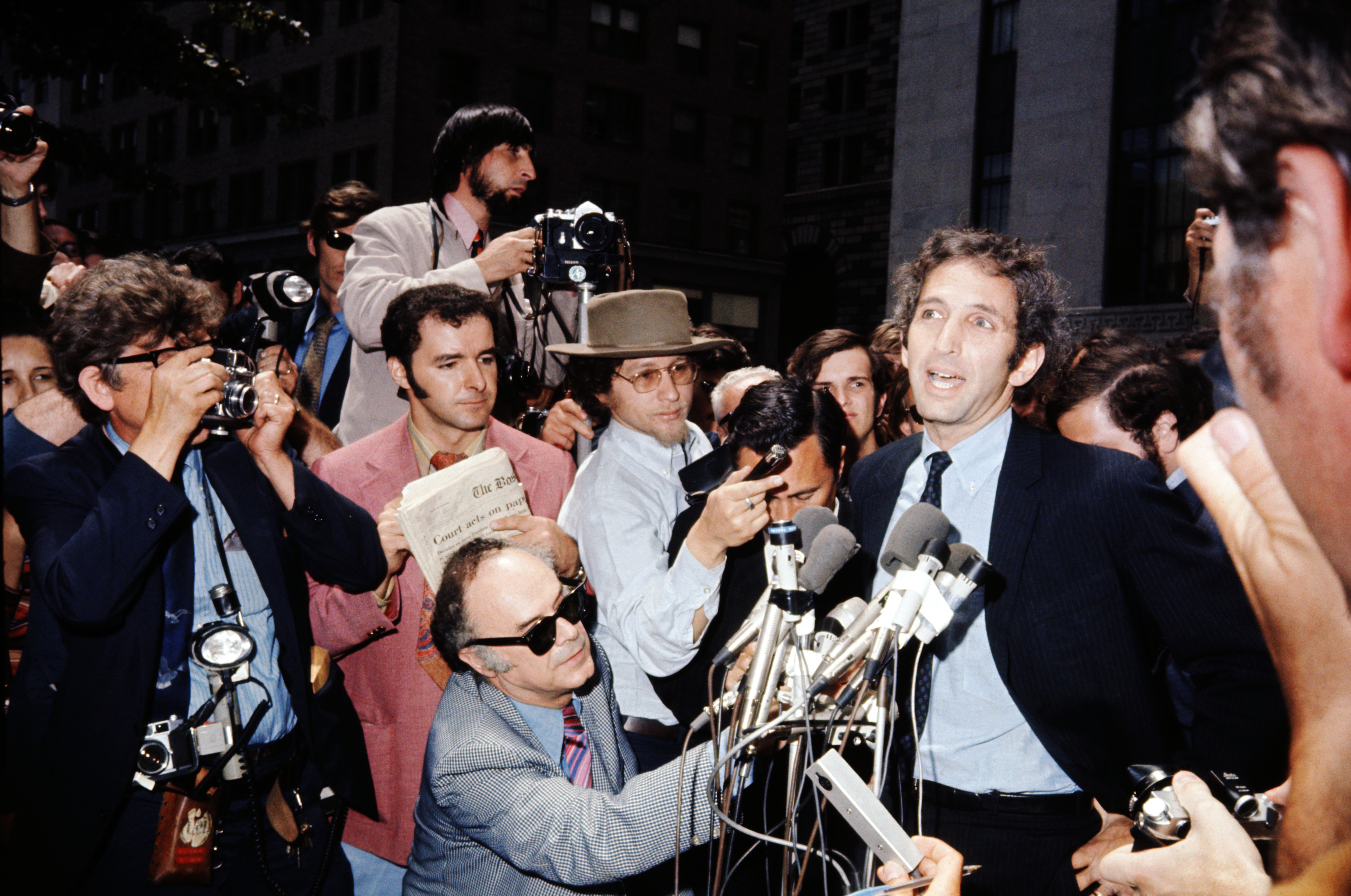 Daniel Ellsberg was surrounded by reporters at the Federal Building in Boston on June 28, 1971.