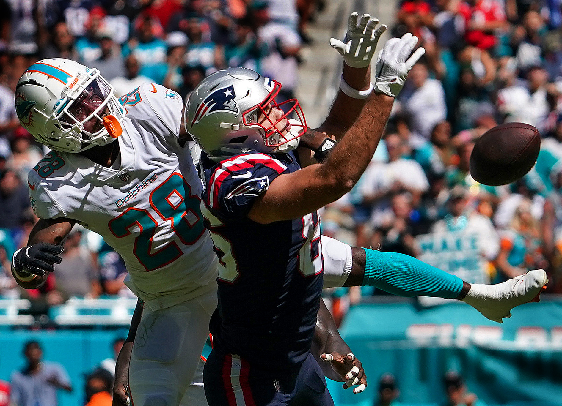 Another wild Patriots-Dolphins finish featuring a late lateral fails to go New  England's way - The Boston Globe