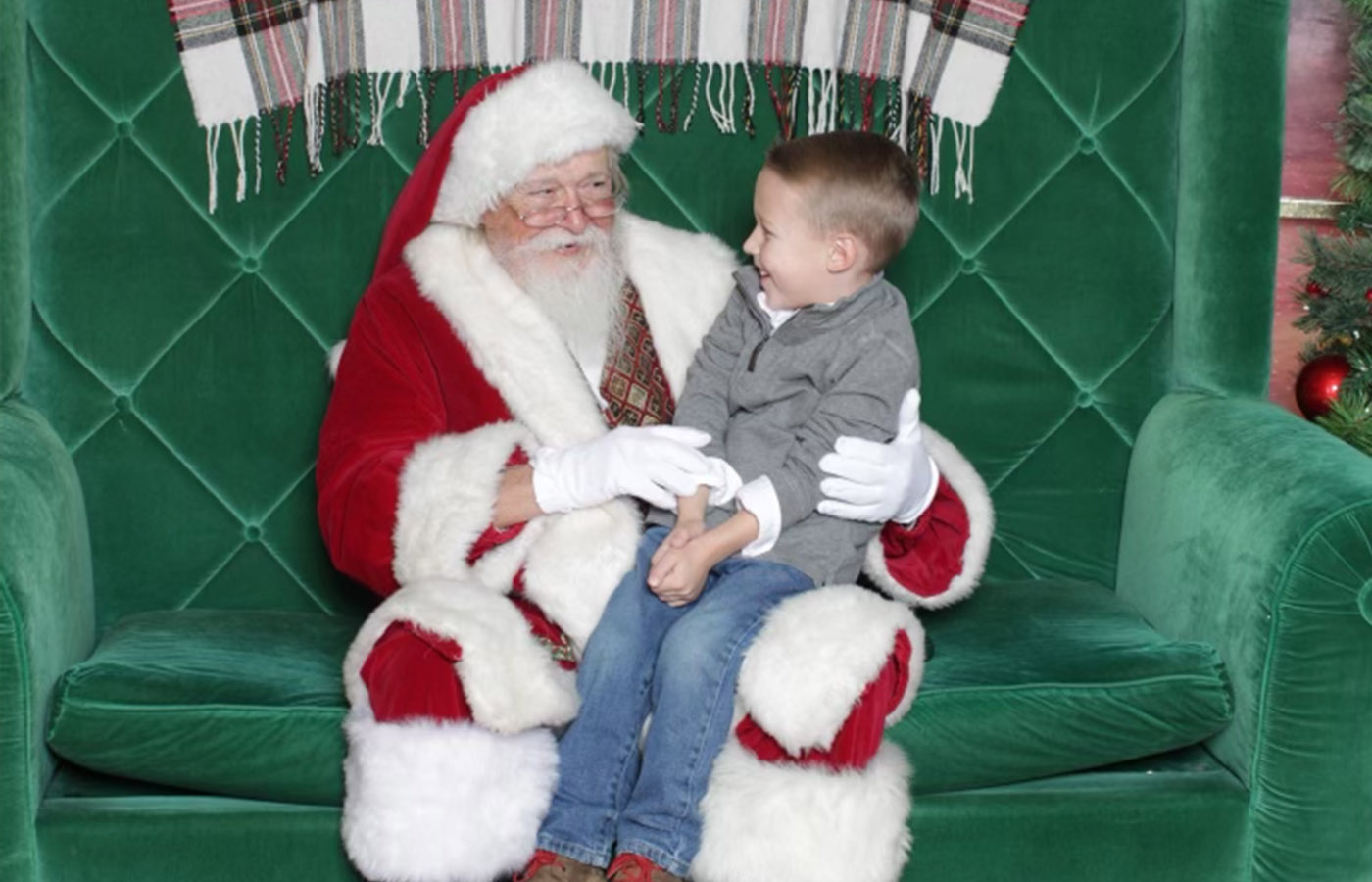 3-year-old's reaction to gift from Santa goes viral - CBS News