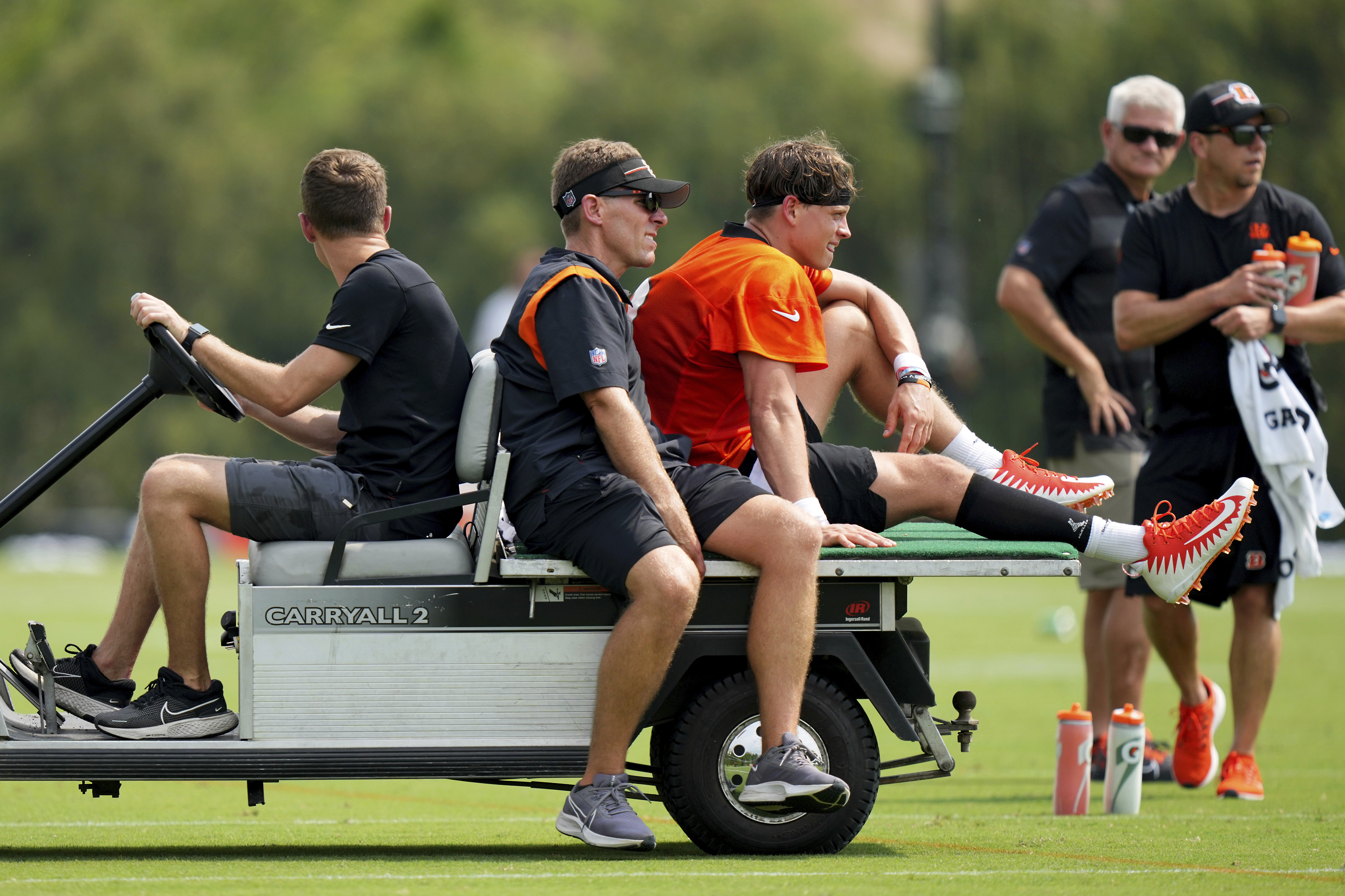 Bengals QB Joe Burrow spotted wearing sleeve on injured calf