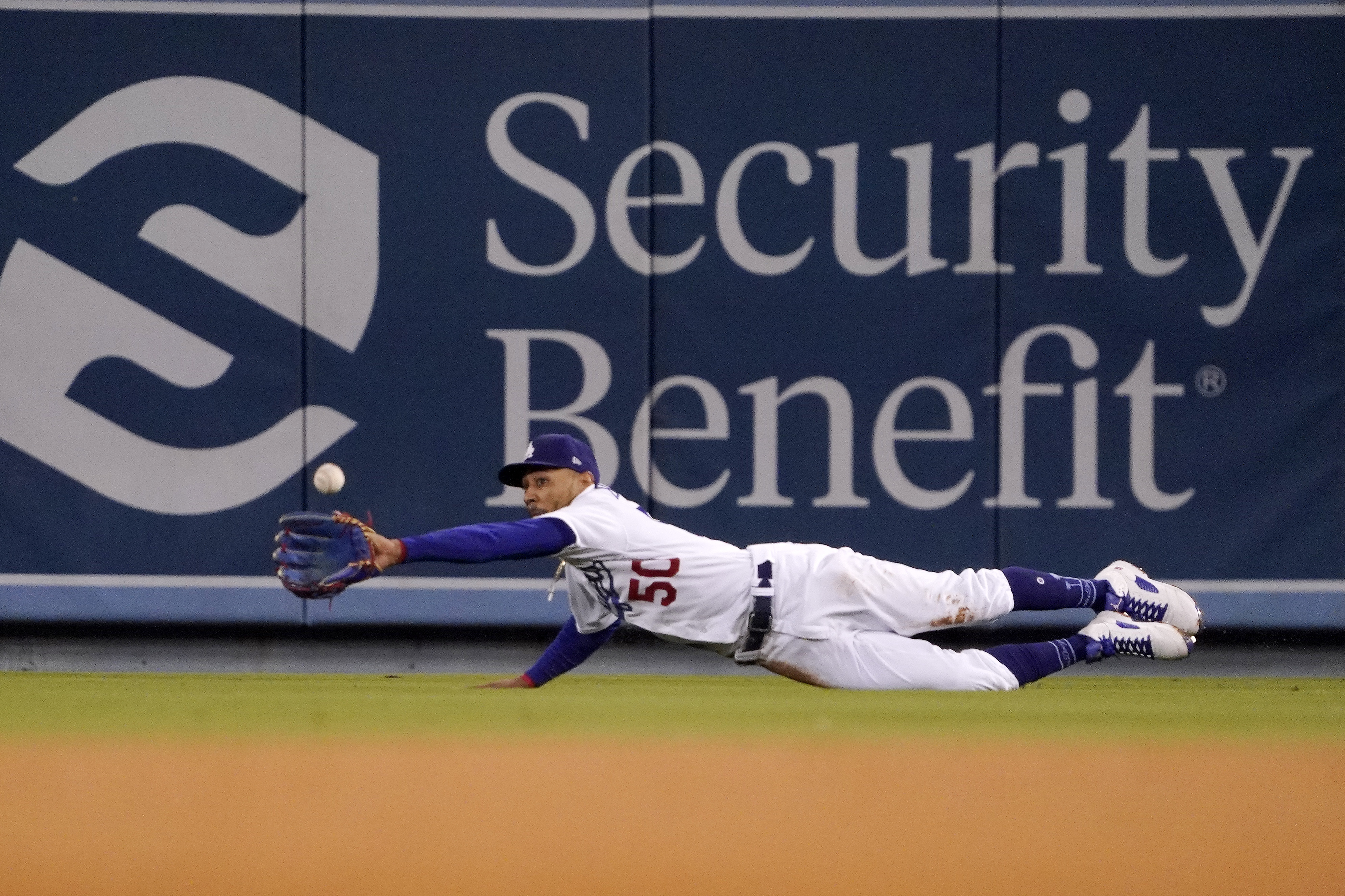 Jeremy Pena becomes first rookie shortstop to win Gold Glove award
