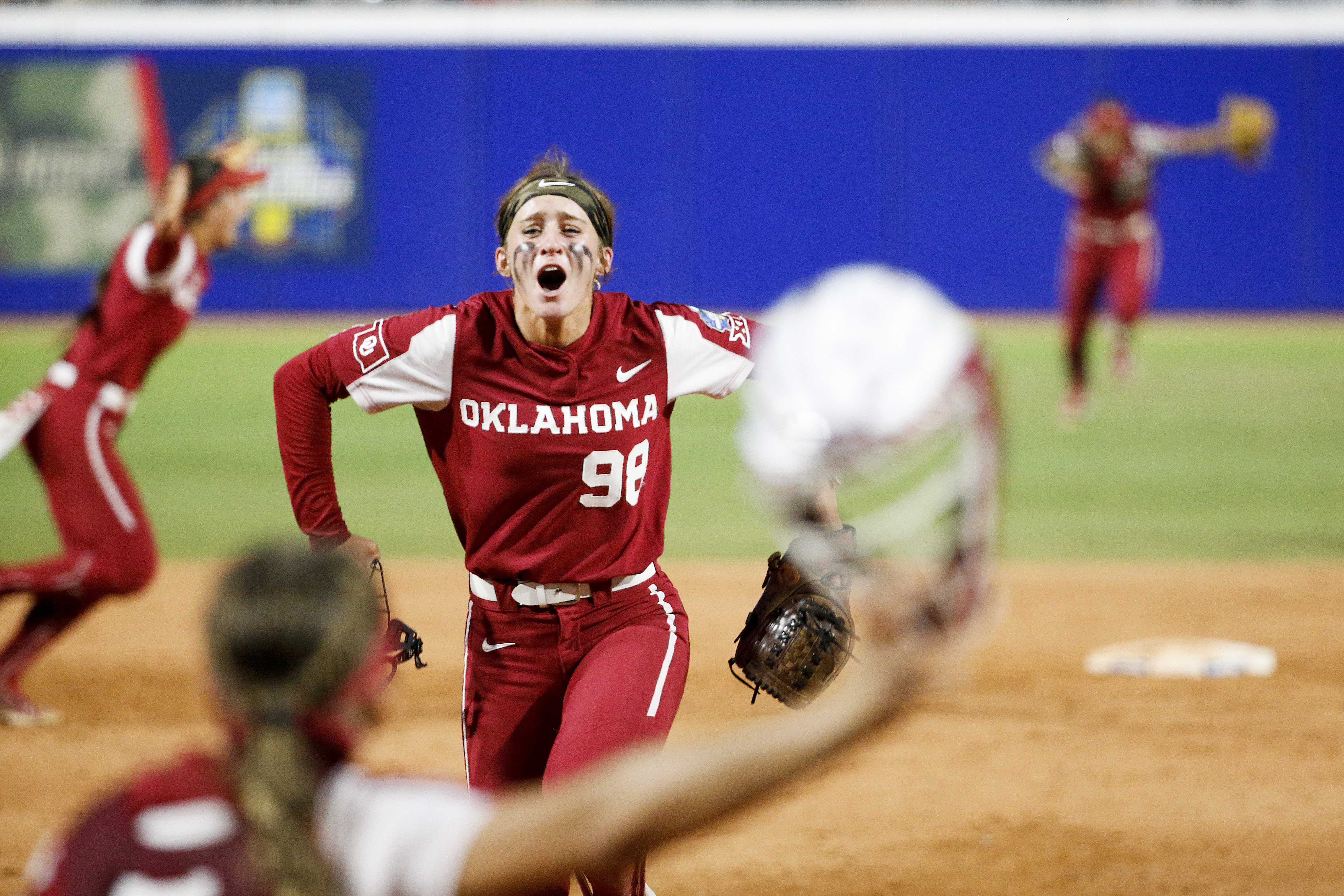 Oklahoma drops FSU to 3-peat at Women's College World Series