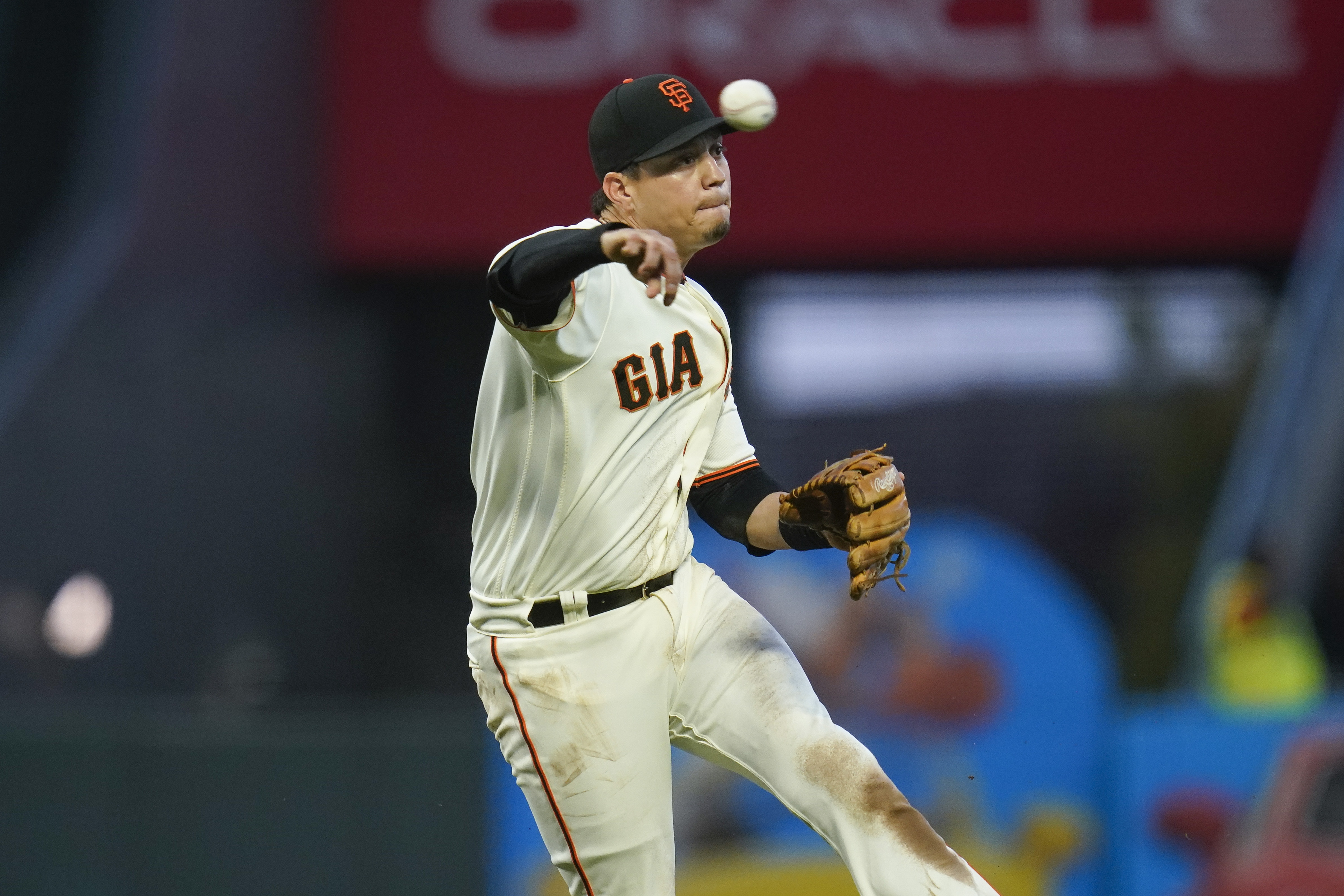 Wilmer Flores guaranteed $16.5 million from Giants though 2025