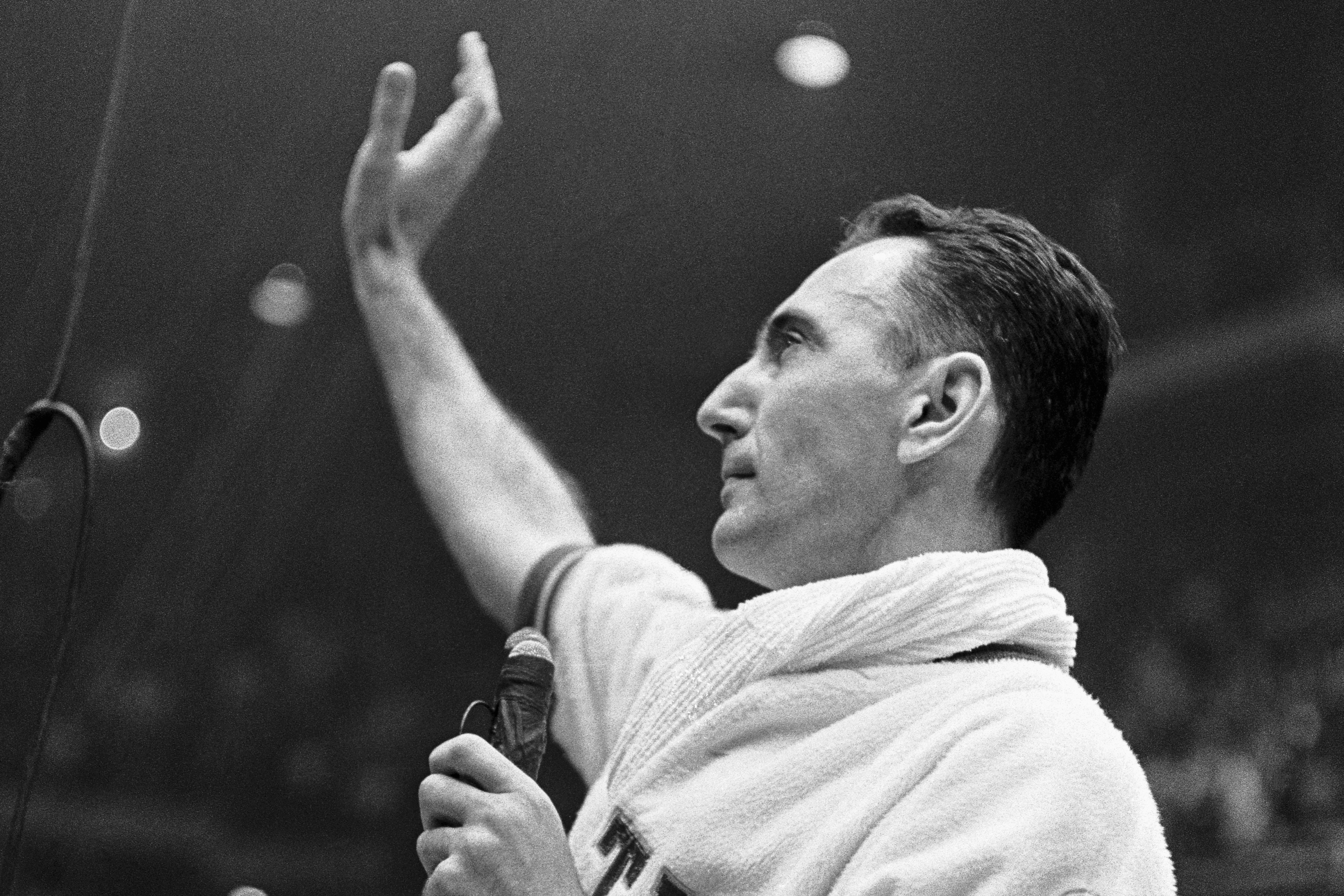 Did Dr. Anthony Fauci help NBA legend Bob Cousy get a vaccine?