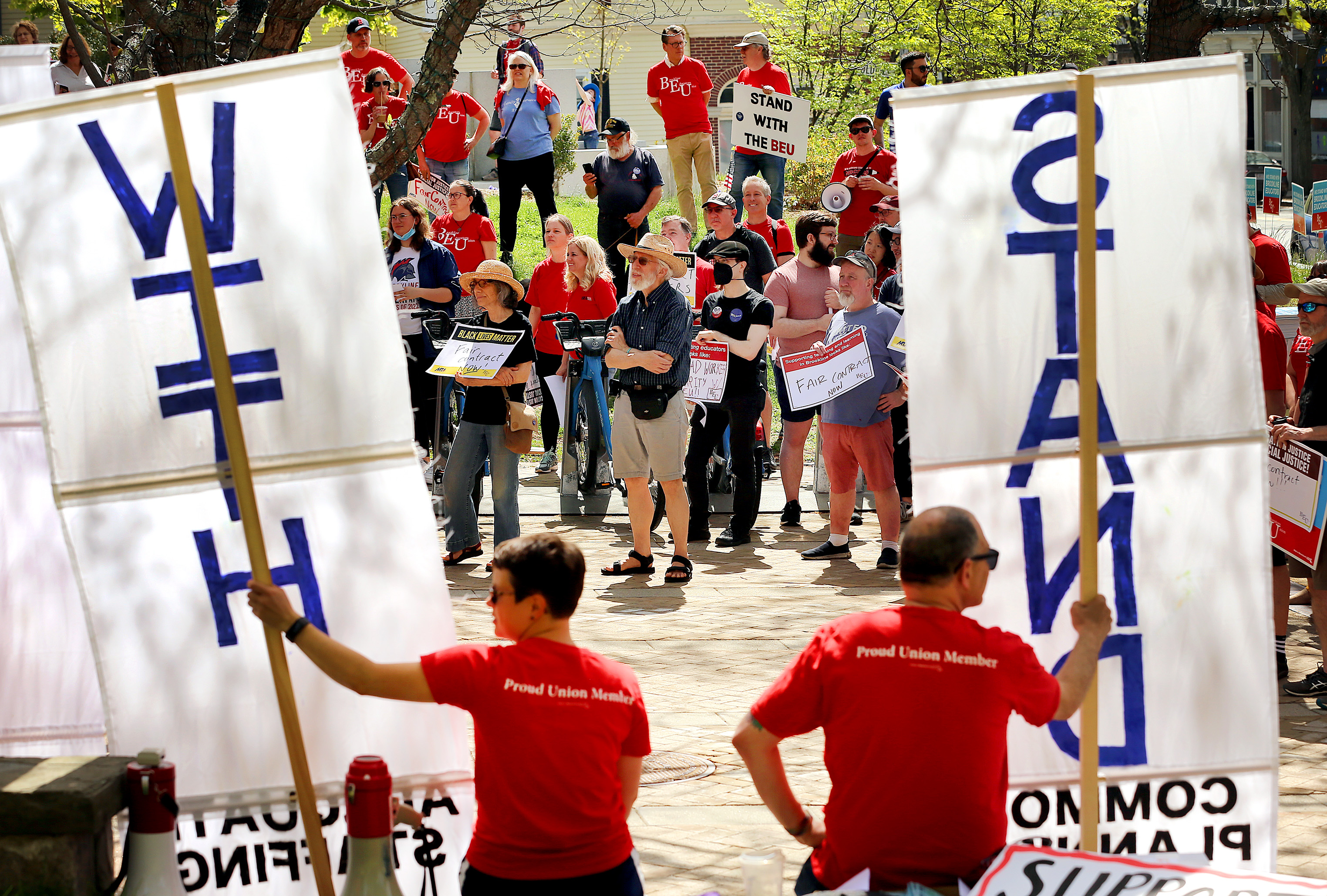 Brookline teachers to strike Monday after weekend negotiations with School  Committee fail - The Boston Globe